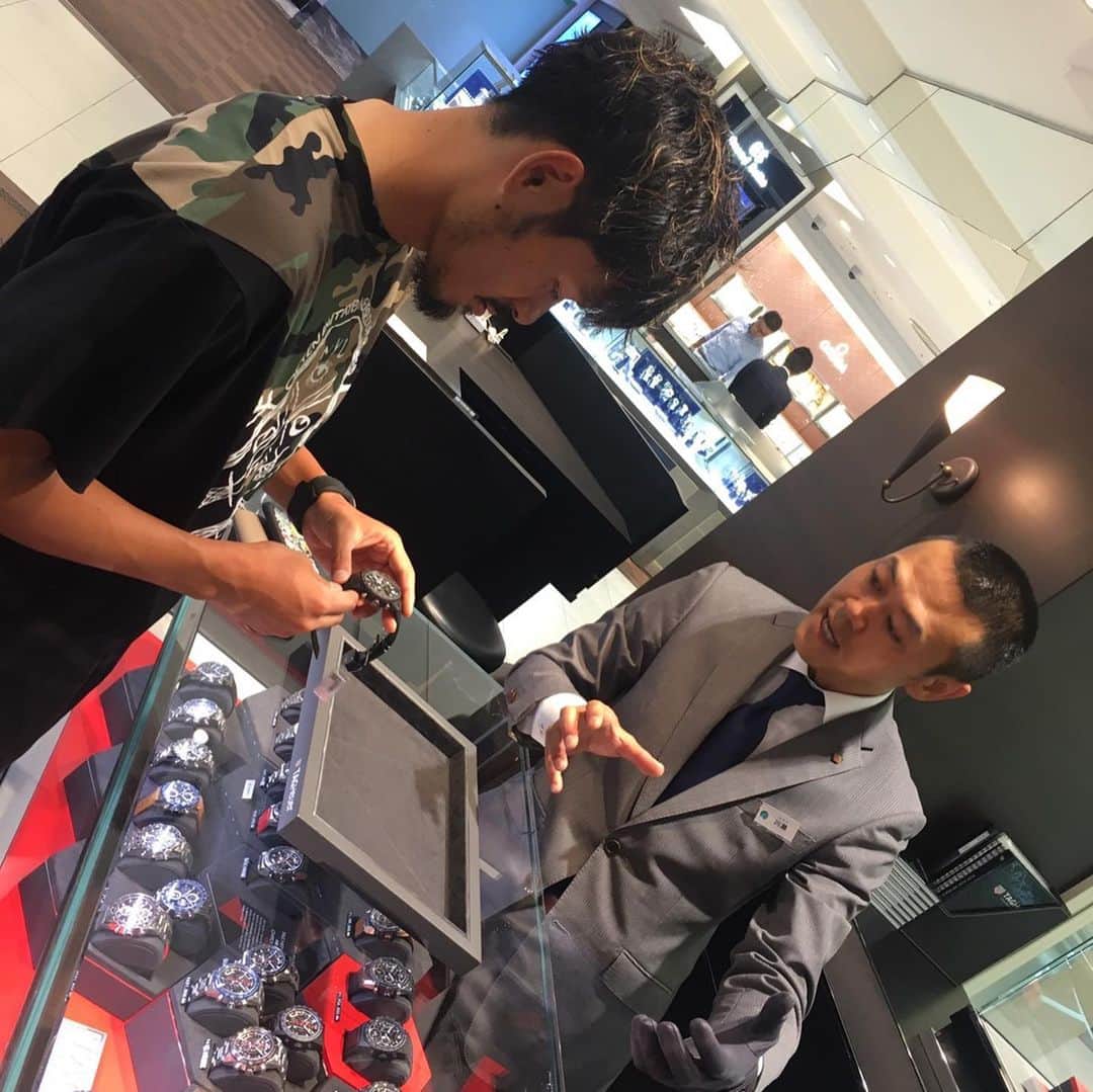のインスタグラム：「新しい時計を買いにタグ・ホイヤー⌚ @TAGHeuerJapan　大丸神戸店に行ったら。 結婚のお祝いにと二人分ご提供して頂きました。 いつもありがとうございます。 #タグ・ホイヤーカレラ #DontCrackUnderPressure」