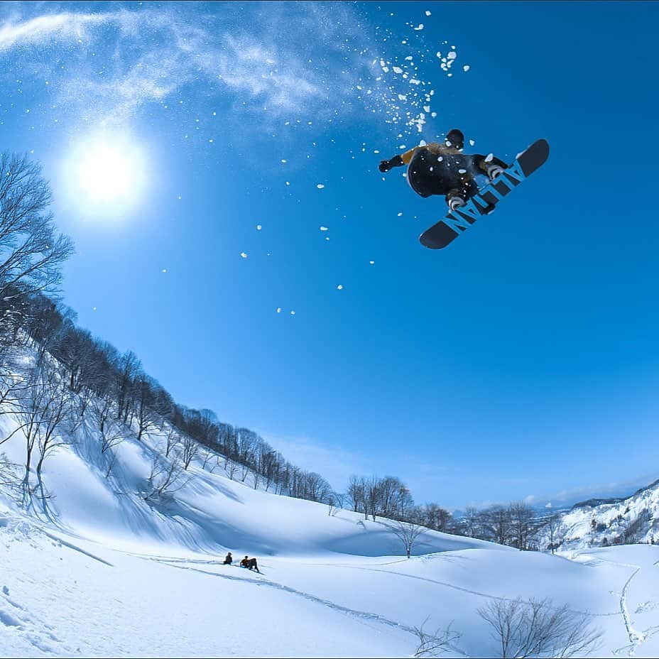 中村貴之さんのインスタグラム写真 - (中村貴之Instagram)「ジャンプしたひ😇 #ムラサキスポーツ #ALLIAN (board) #FLUX (binding) #dangshades (goggle) #ヨコハマタイヤ  @akira457_ 📸🙏」9月20日 14時03分 - taka_brew