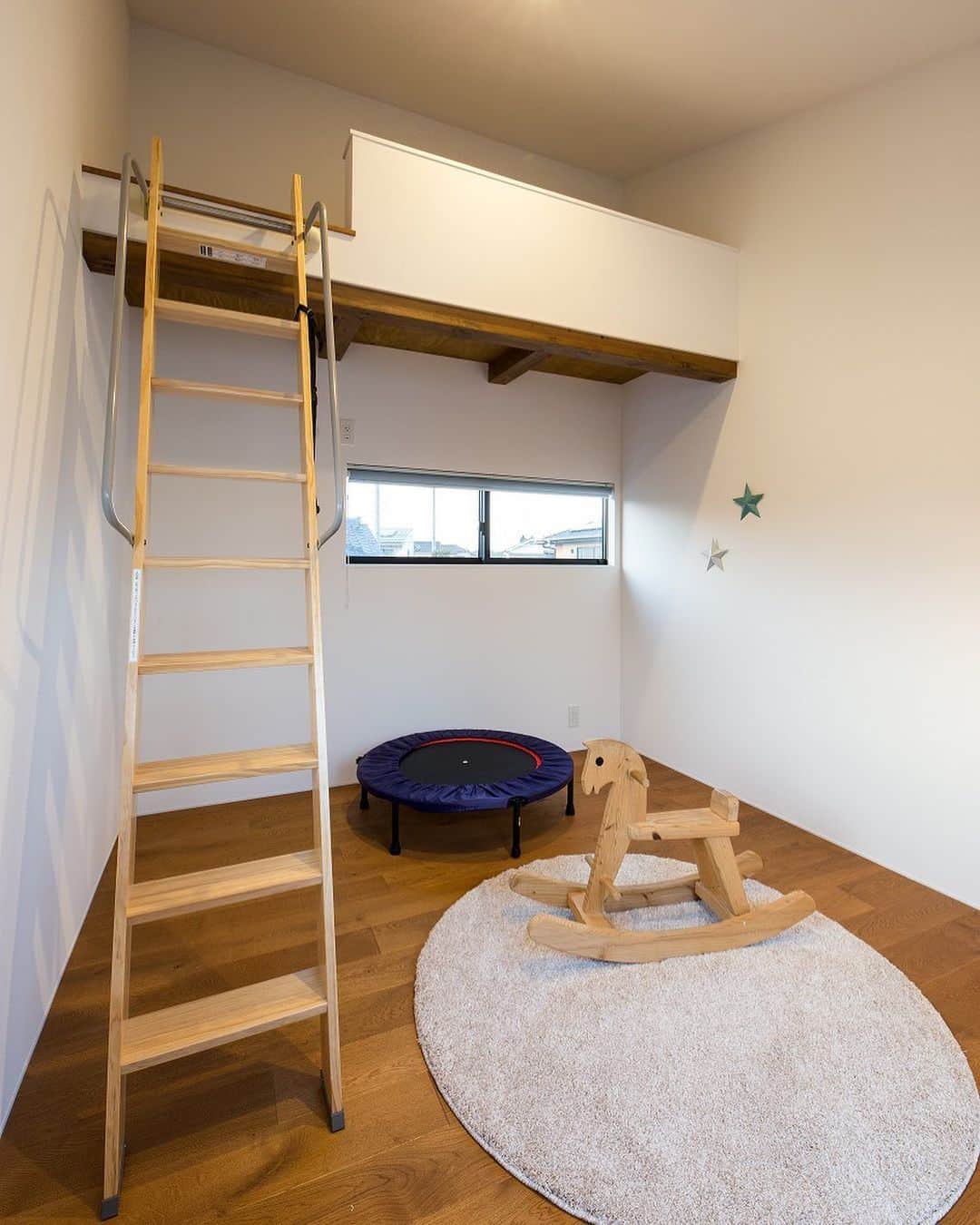 ソラマド香川のインスタグラム：「将来の子供部屋へ。 暮らし方に合わせて変化していきます。 ・ ・ --★--------------------------------★-- 「ソラマドの家」資料請求はこちら →@request.soramadokagawa 「ソラマドの家」施工例はこちら →@soramado_kagawa --★--------------------------------★-- ・ #ソラマド香川 #センコー産業 ・ #soramado #ソラマド #ソラマドの家 #ソラマドキッチン #インテリア #マイホーム #マイホーム計画 #マイホーム計画中の人と繋がりたい #モデルハウス #家づくり #リフォーム #中庭のある家 #中庭 #ウッドデッキ #縁側 #デザイン住宅 #注文住宅 #香川注文住宅 #香川の家 #設計事務所 #施工事例 #自然素材 #住まい #平屋 #平屋暮らし #木の家 #おしゃれな家 #漆喰」