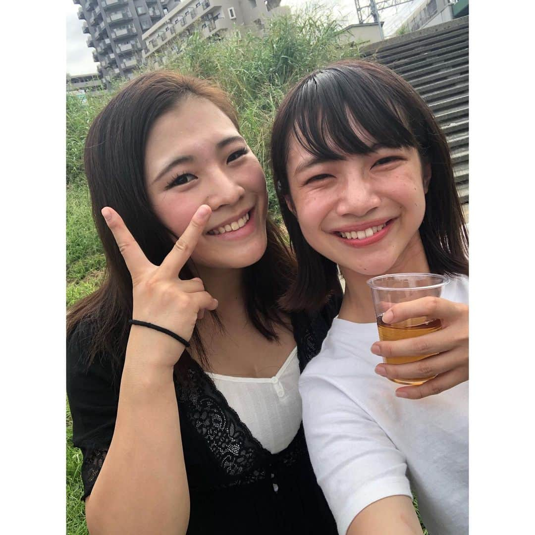 宮崎葉さんのインスタグラム写真 - (宮崎葉Instagram)「このあいだBBQしました！ レグではなにかしら理由をつけて 9枚目のおねえさんふたりが テキーラ持って襲来してくるので 気をつけようとおもいました！ 喉がやけるかとおもいました！ ウッズ幹事ありがとう！またお揃いコーデしようね！ わちゃわちゃたのしかったです！もっとみんなとしゃしん撮りたかったです！ #regulus #集合写真はまじでもうふらふらすぎてみさきさんの手離せなかった #ウッズとグラミチお揃いやねん真似するな #だいすきなちゅきやけどなつきツンデレやからかなしい #vivaこもり27日たのしみやねviva飲み #左からこどもおじさんおばさんです #左から25歳28歳25歳25歳です #ポテトそんなとこおったっけ #絶対もうこのメンバーが1枚の写真に収まることはない #レグラスのテキーラガールwowwow」9月20日 14時11分 - you_miyazaki