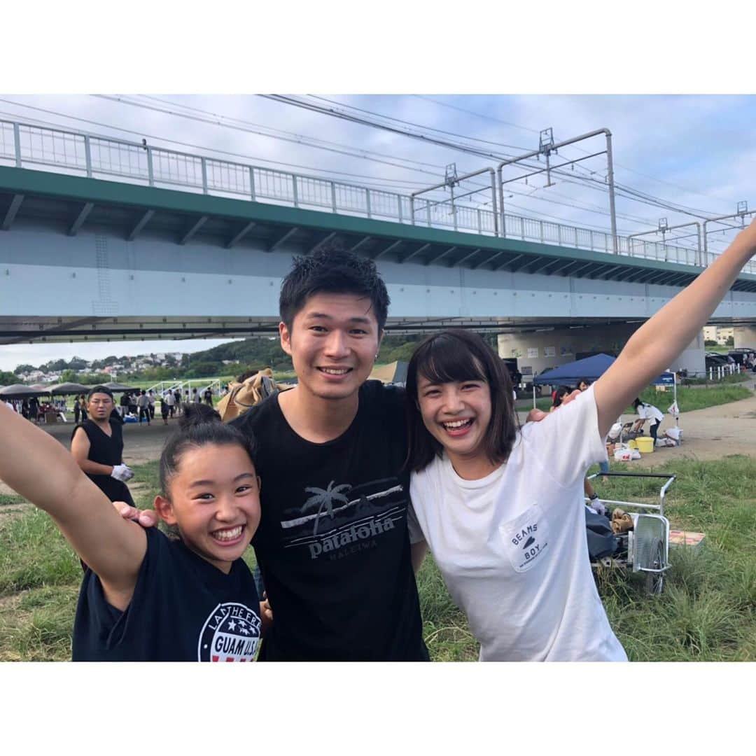 宮崎葉さんのインスタグラム写真 - (宮崎葉Instagram)「このあいだBBQしました！ レグではなにかしら理由をつけて 9枚目のおねえさんふたりが テキーラ持って襲来してくるので 気をつけようとおもいました！ 喉がやけるかとおもいました！ ウッズ幹事ありがとう！またお揃いコーデしようね！ わちゃわちゃたのしかったです！もっとみんなとしゃしん撮りたかったです！ #regulus #集合写真はまじでもうふらふらすぎてみさきさんの手離せなかった #ウッズとグラミチお揃いやねん真似するな #だいすきなちゅきやけどなつきツンデレやからかなしい #vivaこもり27日たのしみやねviva飲み #左からこどもおじさんおばさんです #左から25歳28歳25歳25歳です #ポテトそんなとこおったっけ #絶対もうこのメンバーが1枚の写真に収まることはない #レグラスのテキーラガールwowwow」9月20日 14時11分 - you_miyazaki