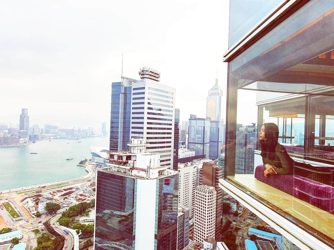 クララさんのインスタグラム写真 - (クララInstagram)「Beautiful view from #cafegraydeluxe @upperhouse_hkg Dress: @sandroparis  Shoes: @azzedinealaiaofficial」9月20日 14時05分 - actressclara