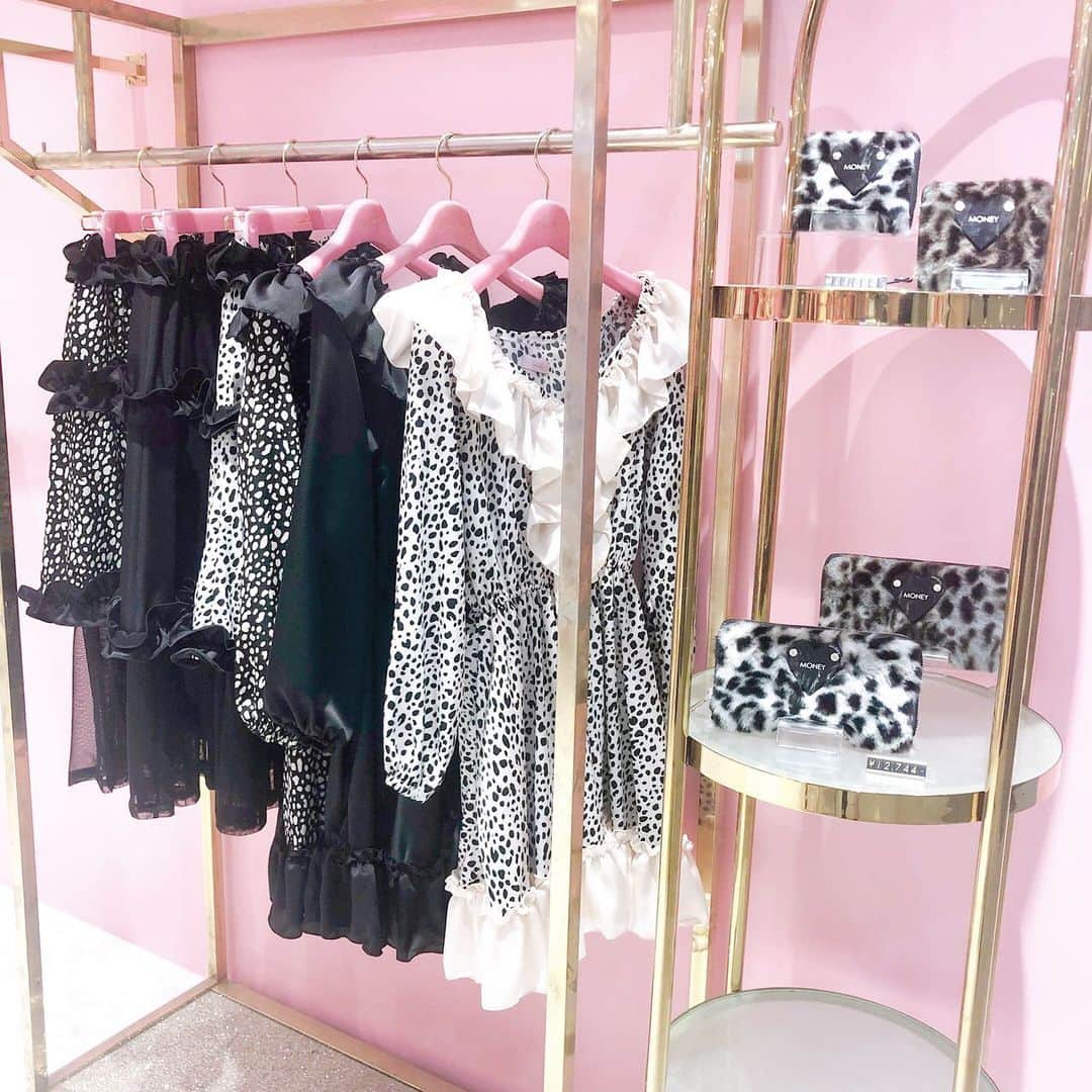lilLillyさんのインスタグラム写真 - (lilLillyInstagram)「❤︎ Leopard series❤︎ ． レオパードフリルワンピース color BLACK size S/M ¥ 15,800 + tax ． ハートヒールフェザーミュール color BLACK size 3(24〜24.5) ¥ 16,800 + tax . アニマルファーウォレット color WHITE size ONE ¥ 10,800 + tax . #lilLilly #lilLillytokyo #lilLillyshinjuku #LILICIOUS #liliciousshoes」9月20日 14時08分 - lillilly_official
