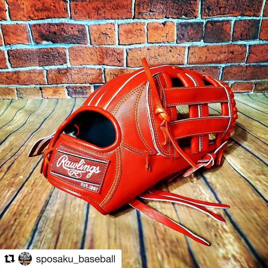 Rawlings Japanさんのインスタグラム写真 - (Rawlings JapanInstagram)「#Repost @sposaku_baseball with @get_repost ・・・ ・ ローリングスRGGC限定硬式グラブ ・ 『大は小を兼ねる』 「備えあれば患いなし」 ・ 我々、道具屋が接客中に 使うことわざの中でも 上位に入るフレーズだ！ ・ 後ちょっとの打球に届く為に 身体が大きくなったの為に ・ 起こりうる色々な場面を 想定し準備する これは生きていく上で すごく大切！ ・ ただ、将来の不安ばかり気にし過ぎて、 今を楽しめないのは、 少し勿体ない気もする、 時にはシンプルに考える事も 必要なのかもしれない！ ・ 外野手用のグラブで言えば、 『大きい』が一番！多少重くても、 送球に移り辛くても仕方がない！ ・ ここで疑ってみる、 そんなに大きくなくても？ 小さい方が軽くて扱い易いのでは？ ギリギリの場面と普通な時、どっちが多い？ ・ このグラブは外野手用グラブの当たり前を考え直し、使い易さに特化して生み出されたシンプルイズザベストなグラブだ‼️ ・ 大きい外野手用との差は0.6～1.2センチ、 大局を見たときに何に「備える」のかを考えてみるのもありかもしれない ・ GH9FPRBH8 Rオレンジ　右投 サイズ→12.5インチ しっかり掴む外野手用 ￥53000＋tax ・ #ローリングス#RGGC#メッセンジャー #硬式#中学野球#高校野球#女子野球 #スポーツサクライ#スポサク#野球専門店 #ベースボール#baseball #グラブ#グローブ#glove#グラブマニア #野球好きな人と繋がりたい#関西#大阪 #堺#大東#泉大津 @rawlings_japan_llc」9月20日 14時09分 - rawlings_japan_llc