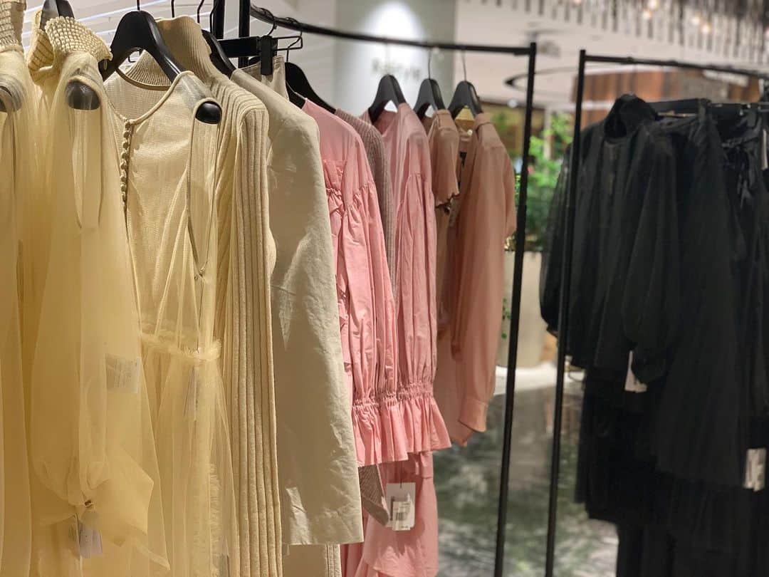 のインスタグラム：「＜IT'S YOUR WARDROBE＞﻿ ３人のファッショニスタのWARDROBEを店頭に再現✨﻿ ３人のファッショニスタによるWARDROBEを店頭に再現したイベントを９月１８日（水）より開催します。﻿ 今回WARDROBEをご紹介するのは、﻿ SAKIASデザイナー 瀧見サキ氏、GINZA編集部デジタルコンテンツマネージャー大平かりん氏、ChikaKisada/REKISAMIデザイナー 幾左田千佳氏、のそれぞれが多様なライフスタイルを送り、「自分らしい」スタイルを持つ女性たち。﻿ 館内をめぐり、伊勢丹新宿店の商品で作り上げる「WARDROBE」はReStyle／RESTYLE PLUSといったモードフロアの洋服をはじめ、本館地下２階のビューティアポセカリーのスキンケアに至るまで、彼女たちのライフスタイルを凝縮した空間となっています。それぞれのWARDROBEに込められた趣味・嗜好や哲学を、目で見て、聞いて、体感できるイベントです。﻿ ﻿ IT'S YOUR WARDROBE﻿ 2019.9.18 wed - 9.24 tue﻿ 伊勢丹新宿店本館3階＝センターパーク/ザ・ステージ#3﻿ ﻿ @restyle_isetan_shinjuku﻿ @sakitakimi﻿ @ko365d﻿ @chikakisada﻿ #restyle_isetan #fashion #wardrobe﻿ #瀧見サキ #大平かりん #幾左田千佳 #ファッションニスタ #ファッション #ライフスタイル #コーディネート #オンリーエムアイ #新宿 #伊勢丹 #新宿伊勢丹 #伊勢丹新宿店」