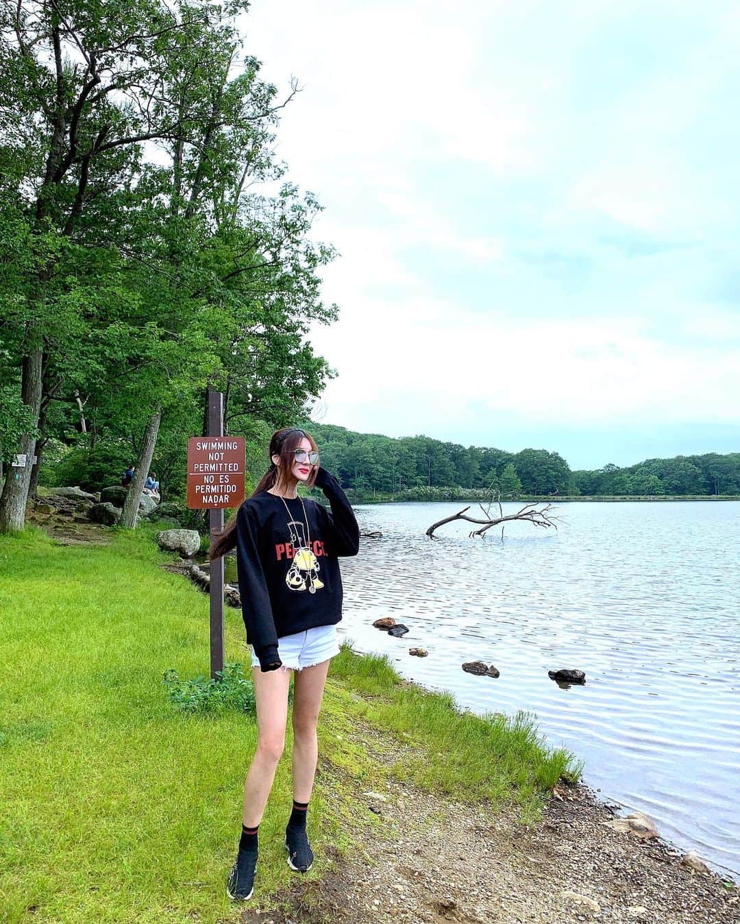 のインスタグラム：「We must have been driving for 20 minutes not knowing where we began.  My mobile phone doesn’t work. I’m a little worried whether we can get out from these endless lakes.  Wish me I could safely get home. ⛰🏕🙄 미국에서 부모님과 켐핑 중... 그런데 휴대폰이 안 됩니다.  길도 모르고, 네비게이션도 안되는데, 무사히 집에 갈 수 있겠죠?😌」