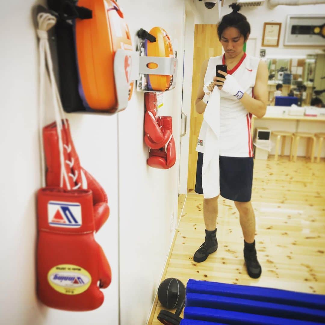 山本佳志のインスタグラム：「役作りで始めたボクシングにそのままハマって練習し続けてます🥊😎👍 今日は追い込まれて腕も上がらんわ。。。 #boxing #ボクシング #役者 #俳優 #actor #山本佳志 #KeishiYamamoto」