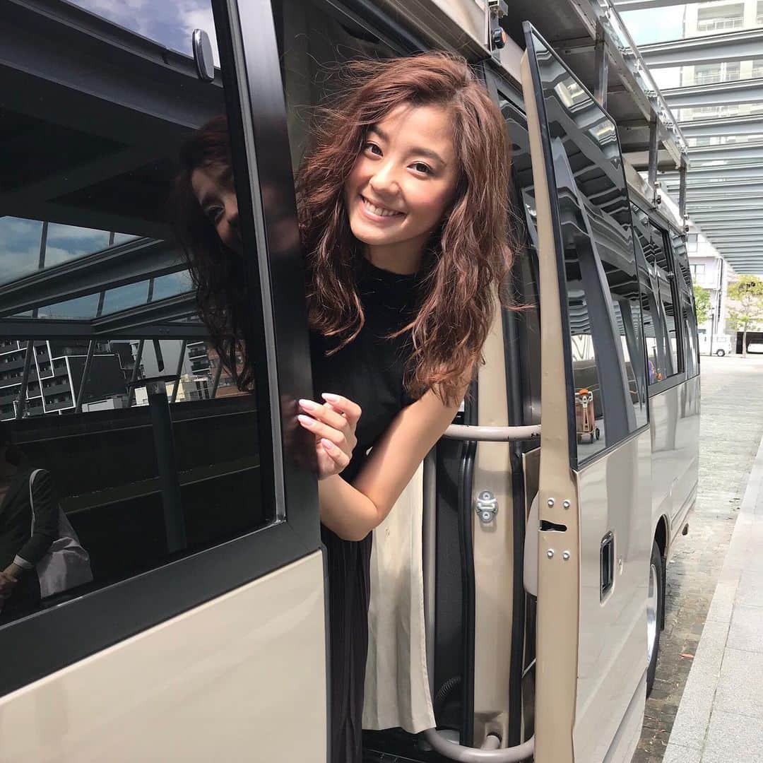 のインスタグラム：「おつかれさまです！本日はOggi12月号の撮影をしていました😄  コートやダウンと、すっかり冬の装いです❣️ 撮影後に、ロケバスから朝比奈ちゃん❤️ 私服のノースリタートルが、めっちゃお似合いでした🥰🥰本日はOggiの撮影2本立て、とのこと！ よろしくお願いしまーす👍🏻 #朝比奈彩 #あさひなあや #朝比奈ちゃん #oggi #oggimodel #model #fashion #ファッション #冬ファッション #コート #アウター #撮影 #オフショット」