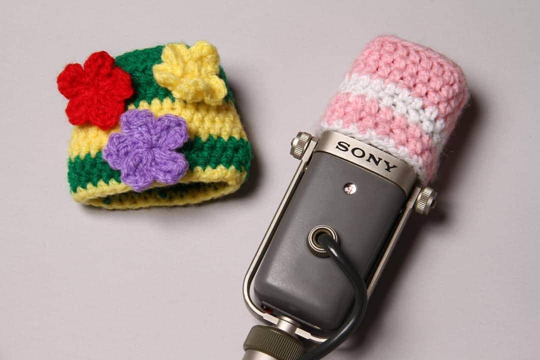アイパー滝沢さんのインスタグラム写真 - (アイパー滝沢Instagram)「編み物作品51 『手編みマイクカバー』 編み物漫談やるときはこれ使うホゥ。 #handmade #knitting #Crochet #編み物 #38マイク #漫談 #ハマナカアンバサダー #よしもと手芸人 #任侠 #knitting_art」9月20日 14時49分 - t.aipa