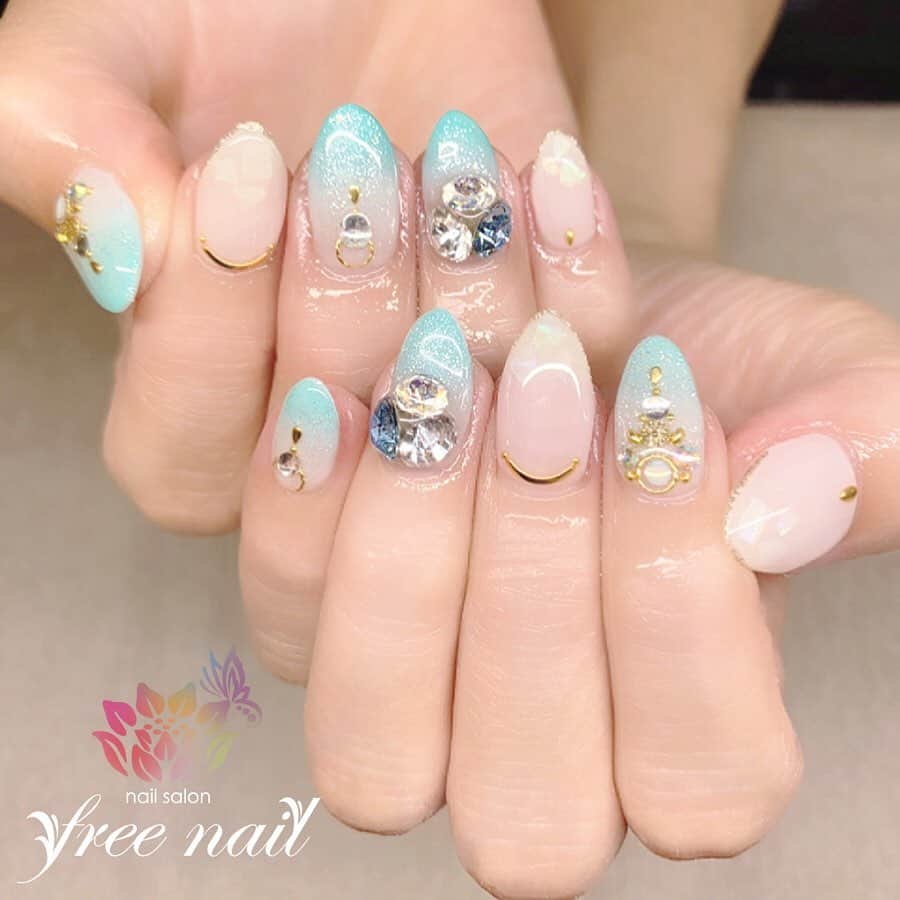 free nail フリーネイルのインスタグラム：「. お客様ネイル💅🏻🌟✨ . ブルーグラデネイル💠✨ . キラキラビジュー💎✨ . スワイプして動画も見てね⇨☝︎🎬✨ . ご来店ありがとうございました🙇🏻‍♀️🙇🏻‍♀️🙇🏻‍♀️💗 . #ネイル #フリーネイル #ネイルアート #ジェルネイル #ネイルサロン #大阪ネイルサロン #ネイルデザイン #ネイルチェンジ #グラデーションネイル #ラメグラ #ビジューネイル #スタッズネイル #ブルーネイル #乳白色ネイル #デザインネイル #トレンドネイル #シンプルネイル #こだわりネイル #秋ネイル #美甲 #日式美甲 #autumnnails #nailsart #nailsalon #nailsdid #newnails #newnail #freenail」