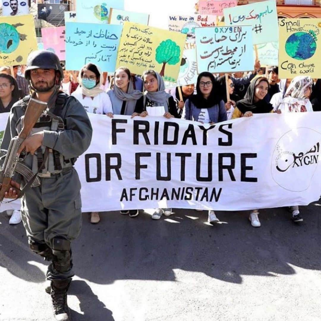 ソフィア・ブッシュさんのインスタグラム写真 - (ソフィア・ブッシュInstagram)「Activism Works. See you on the streets. Text CLIMATE to 50409 to find your global strike. There’s one today and one on the 27th! 🌎 @gretathunberg #FridaysForFuture」9月21日 1時43分 - sophiabush