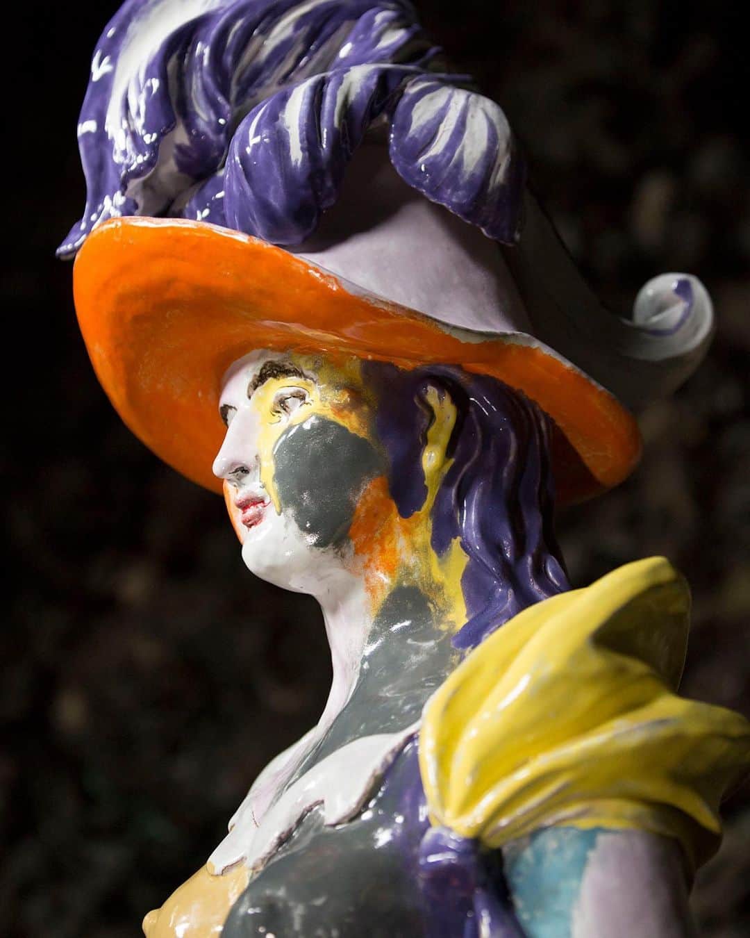 のインスタグラム：「This Saturday afternoon, Rachel Feinstein will be talking at the Chatsworth Arts Festival, at Chatsworth House in Derbyshire, England.  She will discuss her experience of being an artist in residence at Chatsworth, as well as the process of making her life-size ceramic sculpture "Britannia" (2019), a female personification of the British Isles. Follow the link in our bio to purchase tickets! __________ #RachelFeinstein #ChatsworthHouse #Gagosian @rachelfeinsteinstudio @chatsworthofficial  Rachel Feinstein, “Britannia,” 2019 (detail) © Rachel Feinstein」