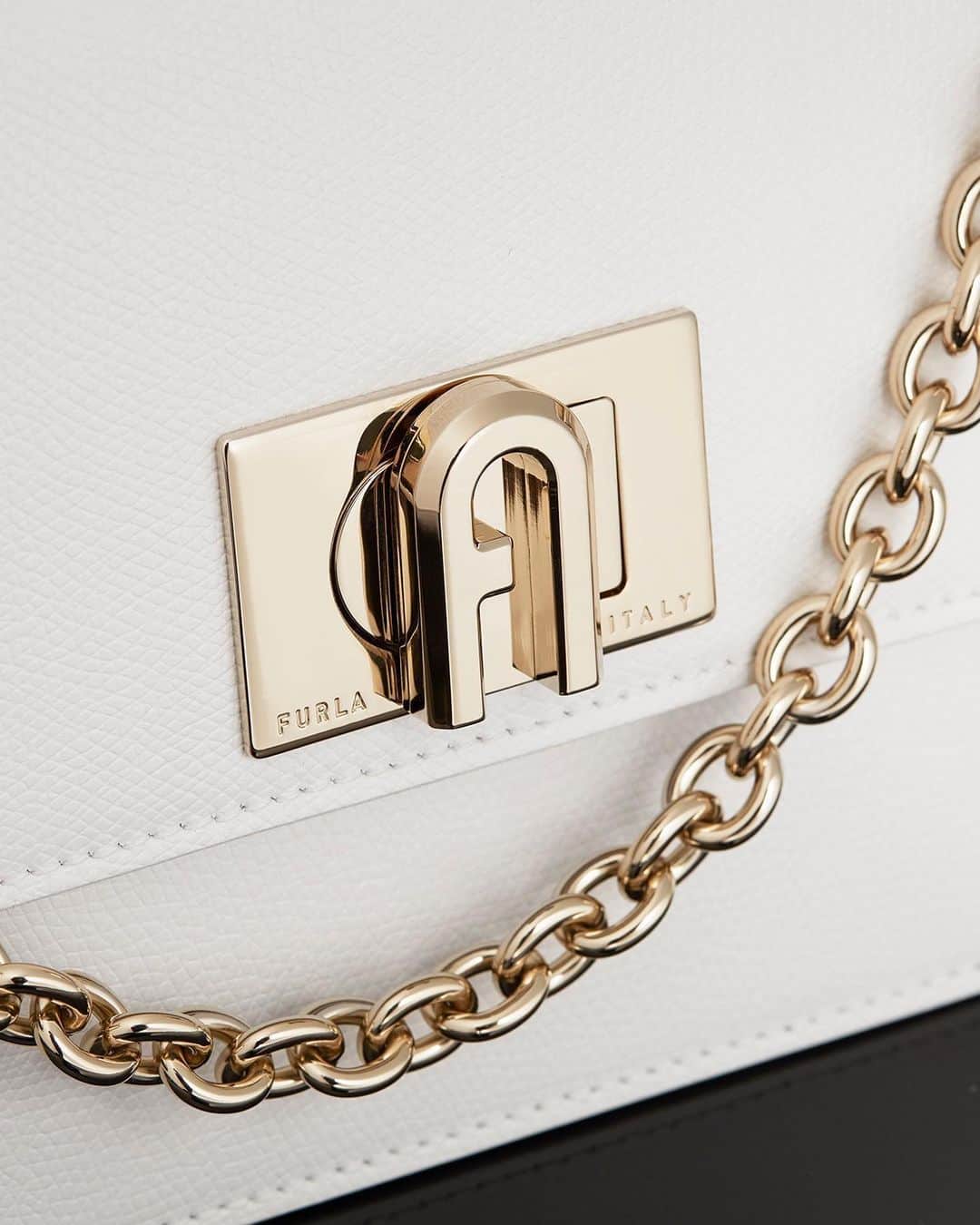 のインスタグラム：「Extra Extra –  Just dropped: an exclusive preview of the new Furla 1927 collection is now available in selected stores and on furla.com. Get it now.  #thefurlasociety #furlafeeling #newcollection #furla #accessories #fashion」