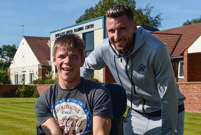 ポール・ダメットさんのインスタグラム写真 - (ポール・ダメットInstagram)「It was a pleasure to meet 2 of our fans after training today. They both have autism and can struggle on matchdays. Our new sensory backpacks will make matches a lot more comfortable for them. @nufc ⚫️⚪️」9月21日 1時47分 - pauldummett