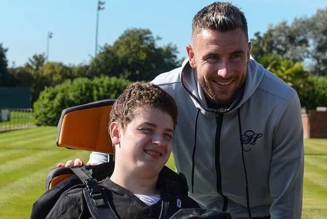 ポール・ダメットさんのインスタグラム写真 - (ポール・ダメットInstagram)「It was a pleasure to meet 2 of our fans after training today. They both have autism and can struggle on matchdays. Our new sensory backpacks will make matches a lot more comfortable for them. @nufc ⚫️⚪️」9月21日 1時47分 - pauldummett