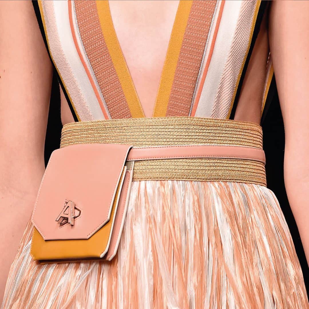 ANTEPRIMAさんのインスタグラム写真 - (ANTEPRIMAInstagram)「Color palette of vibrant facades from colonial　﻿ Exquisite refinement of the ALISEA PLEXI collection added with tunes of vivid colors for a summery feeling!﻿ ﻿ #anteprima #mfw #mfwss20  #milan #milanfashionweek #fashionshow #fashion #style #italian #madeinitaly #leatherbags #instafashion #fashionista #runway #color #アンテプリマ #ファッションショー #ミラノ #ミラノコレクション2020 #米蘭時裝週 #DareToDream2020 #VibrantHavana #yourspiritsetfree #havana #vivid #CuentosdeHavana #passion」9月21日 1時48分 - anteprimaofficial