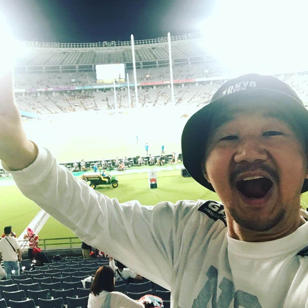 植田朝日のインスタグラム：「🏉🏉🏉﻿ ﻿ 開幕戦、ムッチャ燃えたぜ‼️﻿ 4トライ以上のボーナスポイントGET！w﻿ ﻿ 余所行きの我がホームも悪くなかったっす。笑﻿ ﻿ BUT、ホスト国としての盛り上がりは微妙だったな〜と思いつつも勝ち上がって行くごとに上がって行く事に期待しましょう。﻿ ﻿ それより開会式が意外とサラッとしてて期待外れ感があったな〜。。。﻿ ﻿ 東京五輪に期待しましょう。。。﻿ ﻿ #ラグビーワールドカップ #開幕戦 #俺たちの味スタ #tokyo12﻿ ﻿」