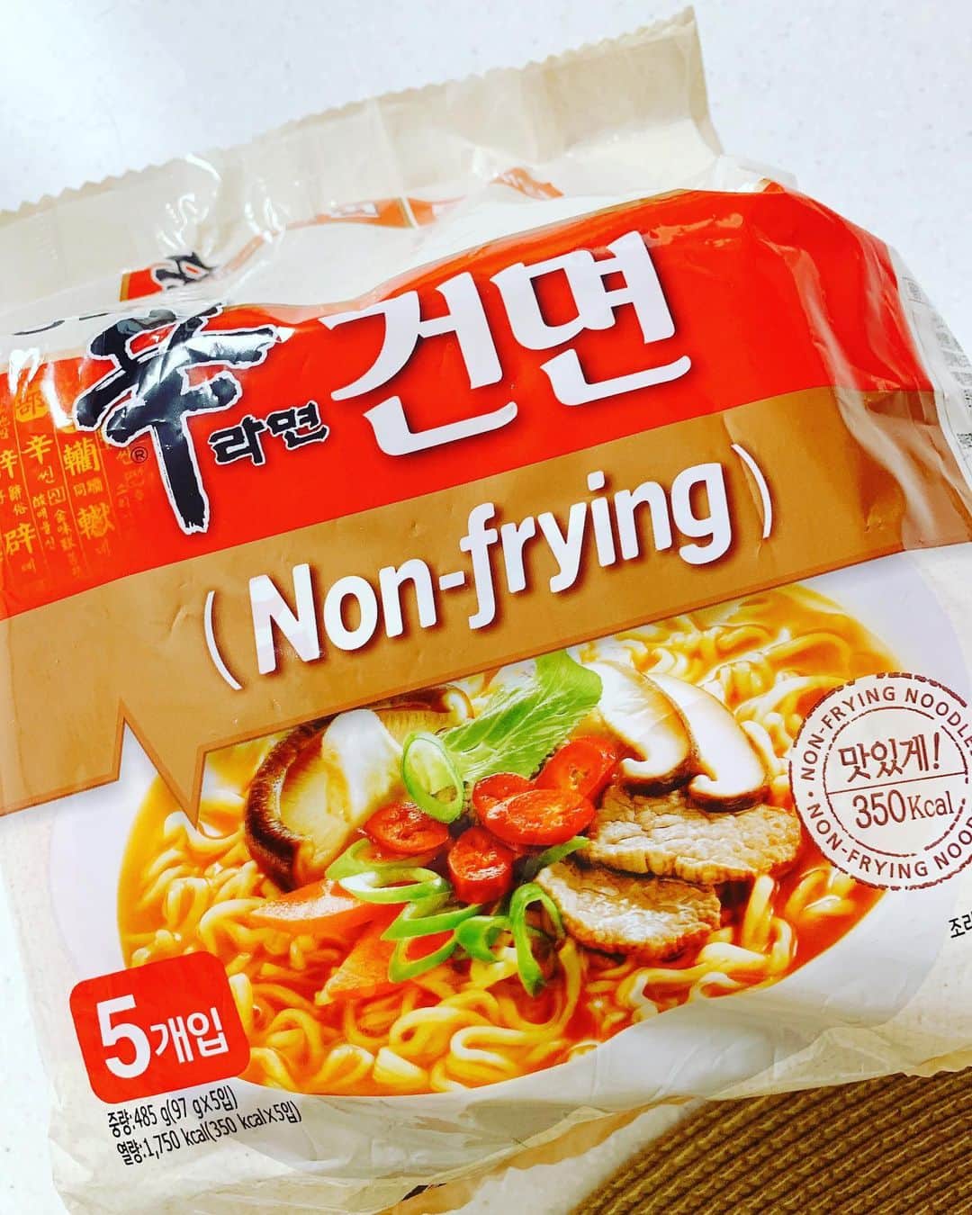 のインスタグラム：「辛ラーメンの ノンフライ麺💛  #お土産ありがとう #ヘルシーごはん  #嬉しい😆 @ayakater1014 @sayaka_ter」