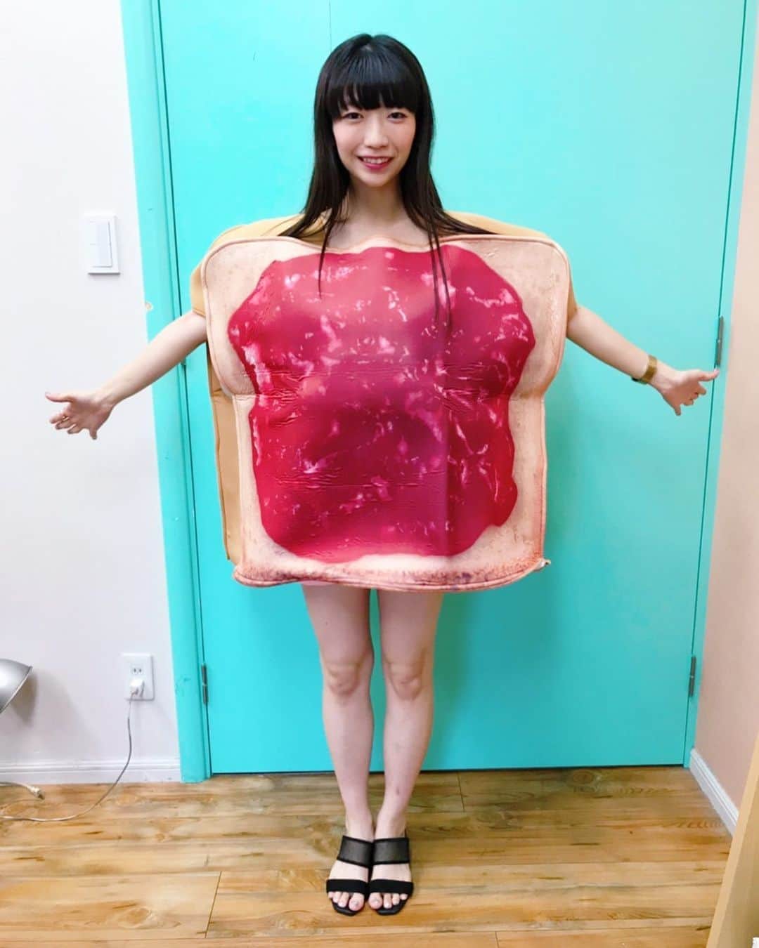 ぱいぱいでか美のインスタグラム：「DTテレビのコスプレシリーズ！ トーストされたパン。笑 ꙳ #DTテレビ #AbemaTV #パン #コスプレ #こんがり ꙳ DTテレビありがとうございました〜！ いつも楽しみな面白コスプレ衣装。笑 見逃した方は一週間は無料で Abemaアプリで見れますので是非！ 一週間以上たってる過去回は有料会員になれば見れます❤︎ この前でた「月曜 The Night」とかも見れますよ！」
