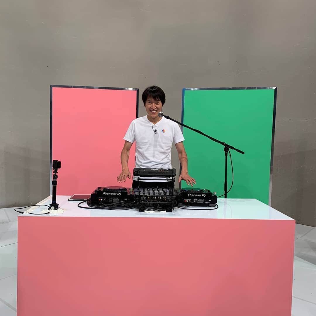 のインスタグラム：「#アメートーク ！！ #踊りたくない芸人 ！！ Overnight Sensation！！皆さん最&高でした！！DJ C.JとDJ KUSAも登場！！てか、小宮くんとの掛け合いがコントDJ KOO！！ 一生懸命踊ってくてれありがとう！！ #千原ジュニア #宮下草薙 #小宮浩信 #DJKOO #TRF」