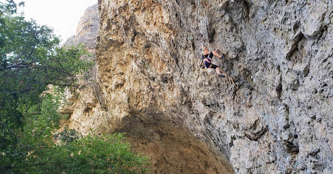 ペイジー・クラッセンさんのインスタグラム写真 - (ペイジー・クラッセンInstagram)「I learned how to drop knee in 2007 by belaying and watching @emilyaharrington climb one million laps in the gym long after I tired out. This week, I was reminded just how skilled she is at many things, but most pertinently, drop knees 🦵. Holy 🥑, this girl can really drop it like it's 🔥. And she still climbs one million pitches a day 🧗🏼‍♀️, long after I've tired out. I guess that's why she's raging on El Cap while I'm exhausted after two single pitch sport climbs 🤯. Awesome slaydies day with @neelyquinn and @etteloc, who were both crushing limestone blocks as usual 🤸🏼‍♀️💪. #sportsaction #slaydies #dropitlikeitshot @lasportivana」9月21日 0時32分 - paigeclaassen