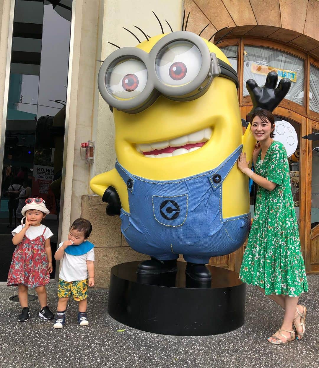 のインスタグラム：「. ユニバinシンガポール🇸🇬 . #ユニバーサルスタジオ#シンガポール#ミニオン#家族旅行#娘#息子#2歳#1歳#親方#なんか食べてる 笑」