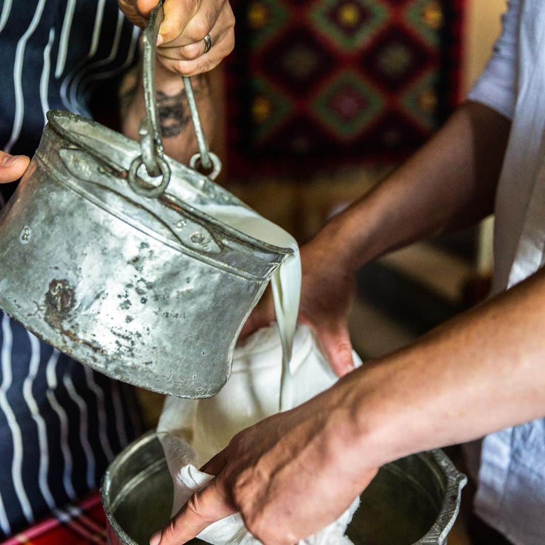 ルフトハンザさんのインスタグラム写真 - (ルフトハンザInstagram)「A recipe passed down from generations – here, tradition still plays a big role in day-to-day life. Attentively we follow each step of the process that creates the cheese famous for the region. #Lufthansa #EnrichingLife #Bulgaria」9月21日 0時24分 - lufthansa