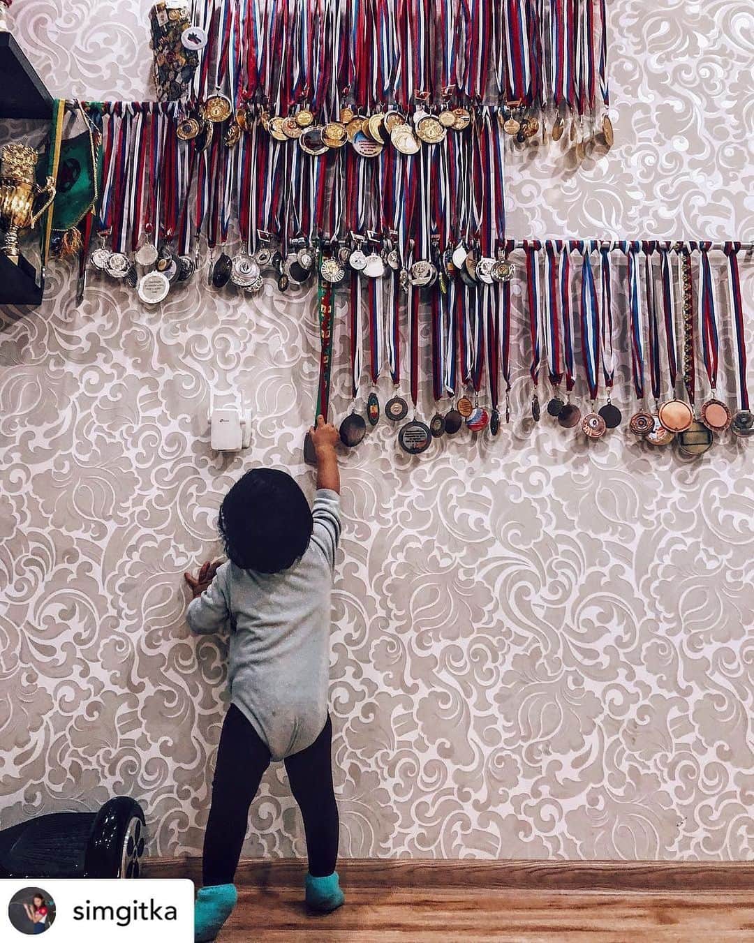 オリンピックチャンネルさんのインスタグラム写真 - (オリンピックチャンネルInstagram)「Give them something to look up to. 😍  Rio silver medallist @simgitka’s baby has an impressive medal collection to play with.」9月21日 0時25分 - olympicchannel_x