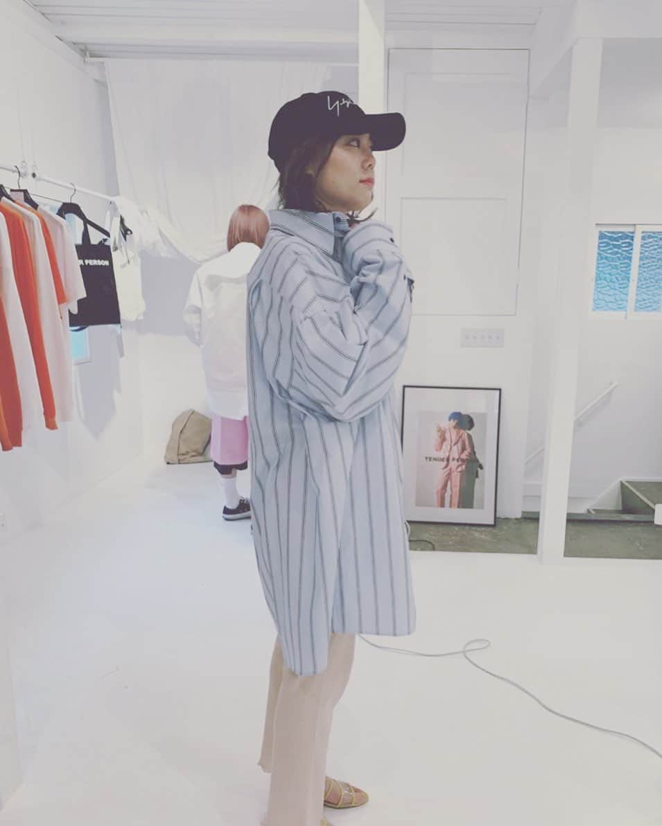 菅原紗由理のインスタグラム：「@tenderperson 展示会🐇💋 どれにするか悩みすぎて、 家に持ち帰って考える始末。笑  さゆりちゃんお誘いありがとう！ @bbbiianca  しなってぃ あたたかく見守ってくれてありがとう笑 @kazuy0shinat0  前回注文したロンT、 そろそろ着れる。楽しみ」
