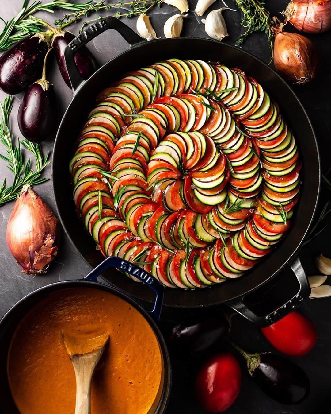 Staub USA（ストウブ）さんのインスタグラム写真 - (Staub USA（ストウブ）Instagram)「The secret to a perfect last-of-the-summer-produce #ratatouille 🍅🥒 is a sharp knife and some oven-to-table cast iron. Find your weekend zen arranging the veggie rounds dish a la @astrokitty128 and @Chefsteps. Find the recipe on chefsteps.com. #madeinStaub」9月21日 0時30分 - staub_usa