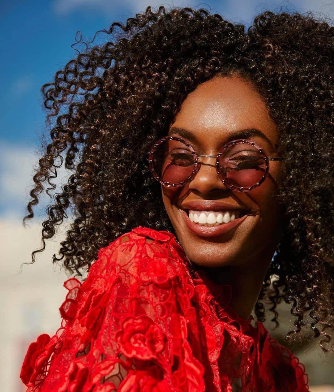 Valentinoさんのインスタグラム写真 - (ValentinoInstagram)「Alexandra, Francesca and Tina shine in Crystal Studs #ValentinoEyewear while getting ready for the flash mob in Rome. View more via link in bio. 📸 @dubitante」9月21日 0時31分 - maisonvalentino