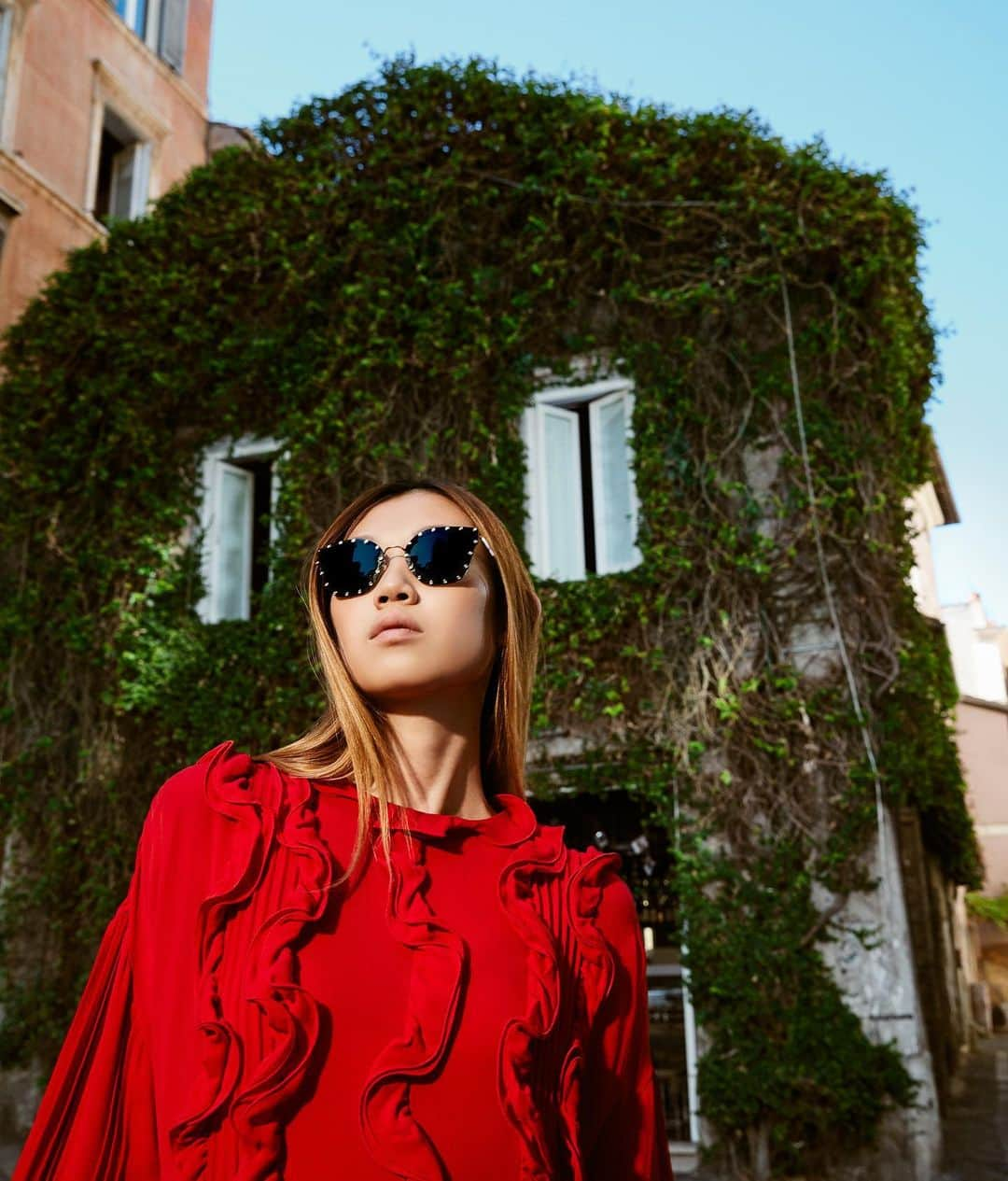 Valentinoさんのインスタグラム写真 - (ValentinoInstagram)「Alexandra, Francesca and Tina shine in Crystal Studs #ValentinoEyewear while getting ready for the flash mob in Rome. View more via link in bio. 📸 @dubitante」9月21日 0時31分 - maisonvalentino