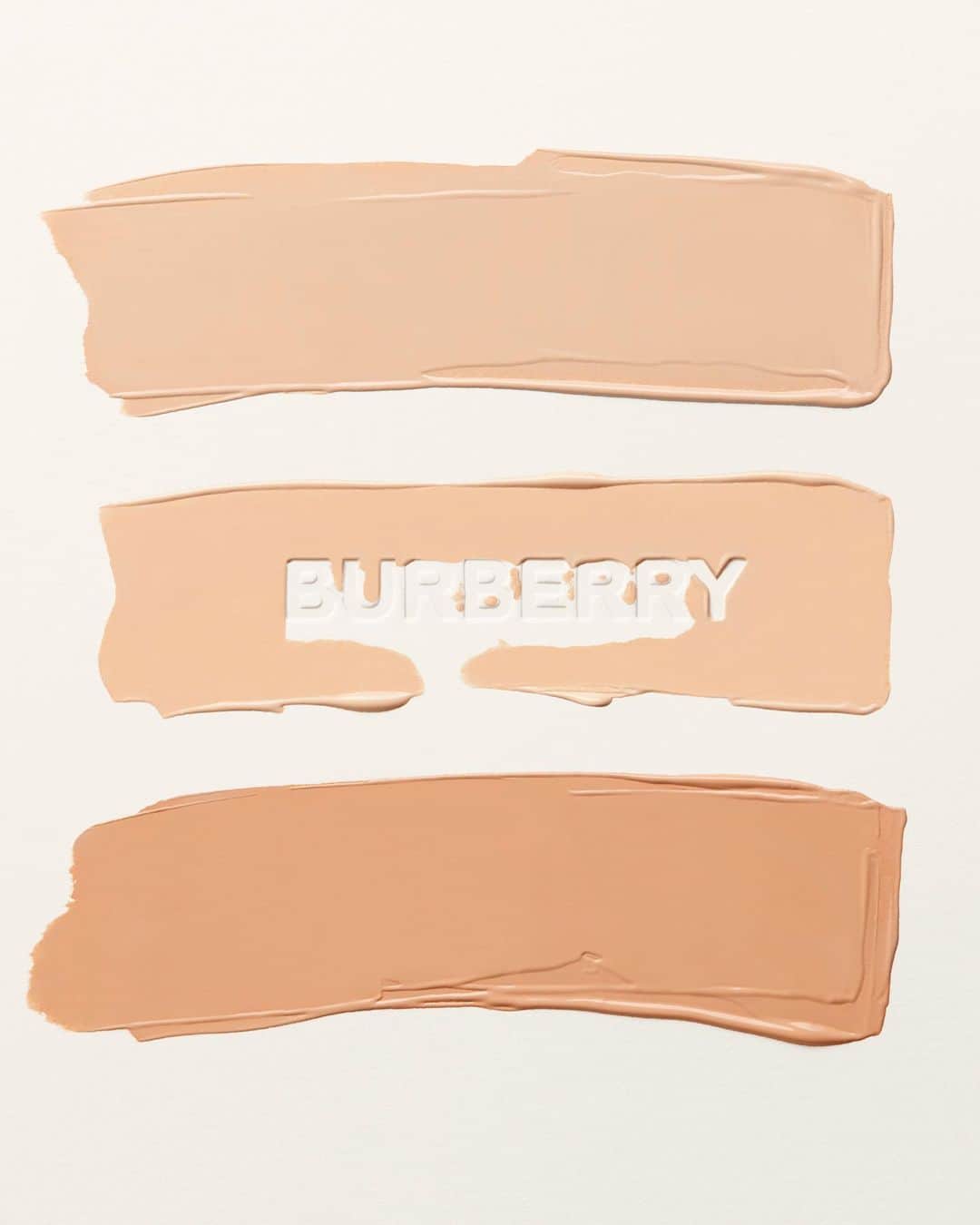 Burberryさんのインスタグラム写真 - (BurberryInstagram)「New @BurberryBeauty on the #Evolution runway . Fresh and flawless, our new Matte Glow foundation is paired with a Fresh Glow Fluid Base and Cashmere Concealer for #BurberrySpringSummer20 . #BurberryShow #LFW #BurberryBeauty」9月21日 0時41分 - burberry