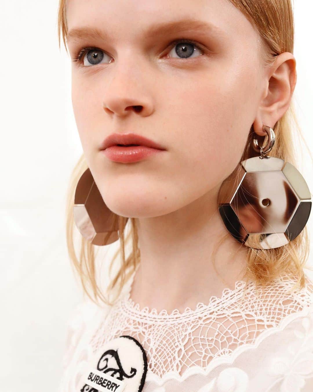 のインスタグラム：「New @BurberryBeauty on the #Evolution runway . Fresh and flawless, our new Matte Glow foundation is paired with a Fresh Glow Fluid Base and Cashmere Concealer for #BurberrySpringSummer20 . #BurberryShow #LFW #BurberryBeauty」