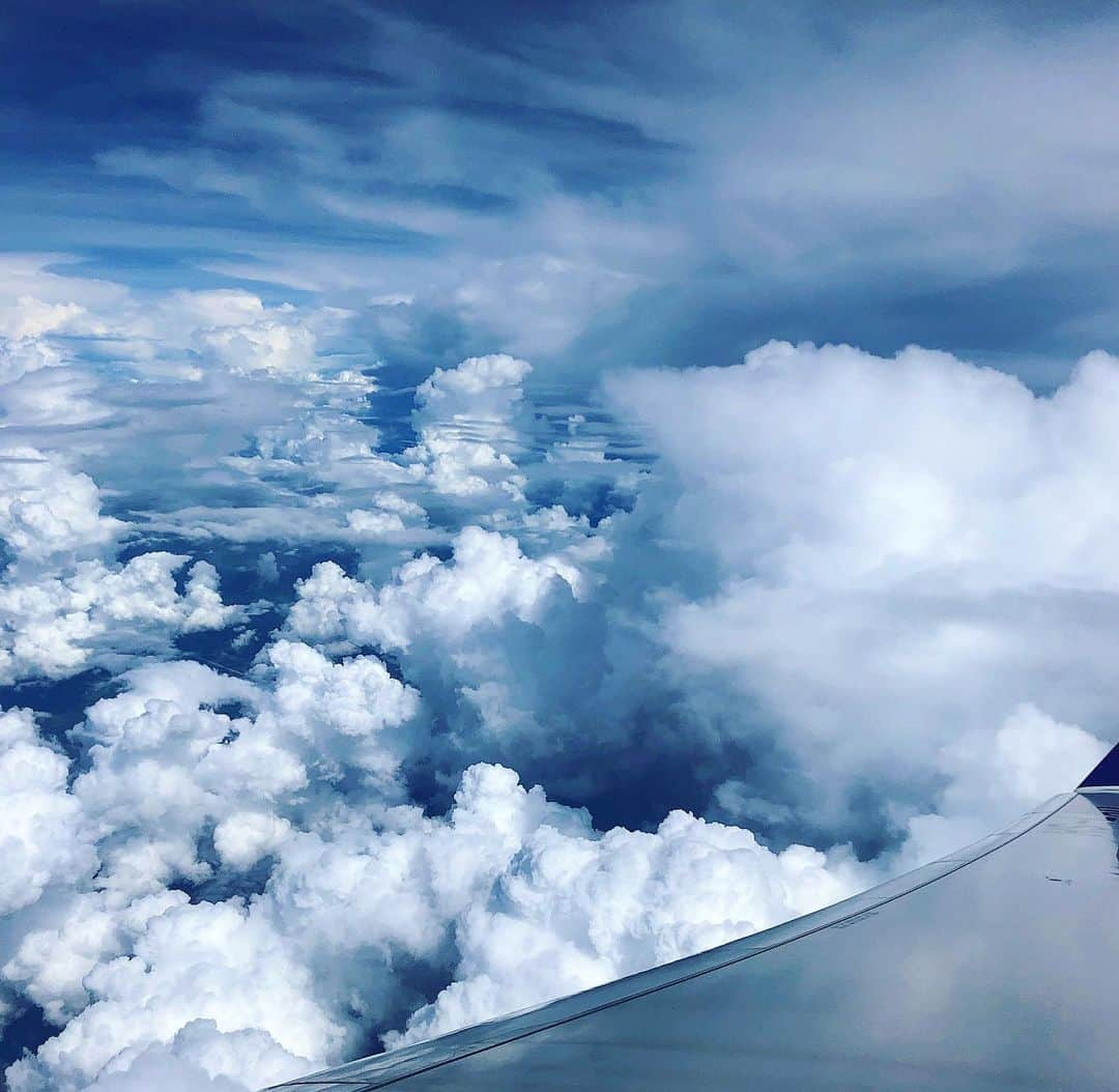 鎌田紘子さんのインスタグラム写真 - (鎌田紘子Instagram)「今日、飛行機から見た雲  なんか固い綿みたいな雲がちらばってる ☁️ #今日の雲 #今日の空 #Thailand #thailand🇹🇭」9月21日 0時34分 - hirokokamata12