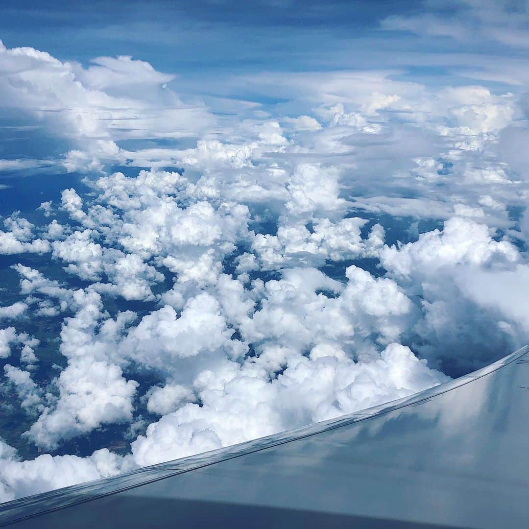 のインスタグラム：「今日、飛行機から見た雲  なんか固い綿みたいな雲がちらばってる ☁️ #今日の雲 #今日の空 #Thailand #thailand🇹🇭」