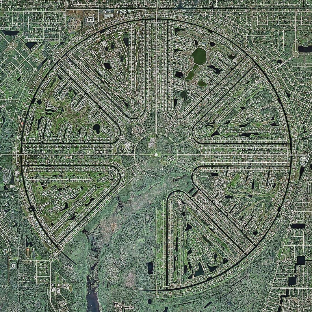 Daily Overviewさんのインスタグラム写真 - (Daily OverviewInstagram)「Rotonda West is a community with roughly 15,600 residents in Charlotte County, Florida. The master-planned neighborhood was constructed in the early 1970s, taking on its circular shape because the lead developer believed a round community was “softer and more romantic.” It covers a total area of 11.5 square miles (29.9 square km). /// Created by @dailyoverview, source imagery: @nearmap」9月21日 0時34分 - dailyoverview