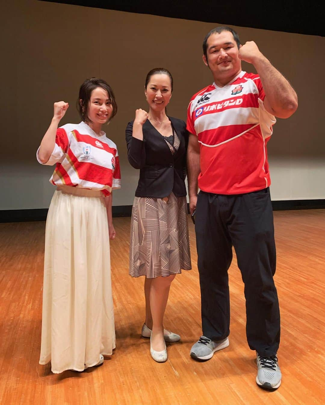 寺田有希さんのインスタグラム写真 - (寺田有希Instagram)「#rwc2019 #rugbyworldcup 開幕🏉✨ パブリックビューイングで歌ってきました🎤 ・ ・ ラグビーに出逢って約3年 歴はすごく短いけど、関わり始めてからめちゃくちゃたくさんラグビーを見た。現地に応援に行った。勉強した。そして、W杯を目指してきた。 ・ ・ パブリックビューイングで歌えて幸せやったな、本当に ・ ・ お呼び頂きました関係者のみなさま 本当にありがとうございました(´；ω；`)✨ ・ ・ 歌のステージはドレスで可憐に！ ステージを降りたらもちろん、ジャージ着るよね🥴✨公式ジャージ🥴✨もちろん私物です🥴✨ ・ ・ 勝ちましたね！！！！！ 素晴らしい勝利でしたね！！！！！ ボーナスポイントを獲得しての勝利は、日本のW杯史上初の快挙ですよ(´；ω；`)✨ ・ ・ ベスト8！ 目指そう！目指せる！！🏉✨ ・ ・ いやー、本当に素晴らしかったなあ…✨ 開会式は最高で泣けたし、自然と沸き起こった「日本コール」が最高で泣けたし、子供たちもめっちゃ楽しそうに見てて最高で泣けたし！ ・ ・ 1ヶ月半お祭りだああああ！！！ みんなで応援しましょう📣🏉✨ ・ ・ #rugbyworldcup2019  #ラグビーワールドカップ2019 #ラグビー日本代表  #ラグビー女子 #ラグビー好きな人と繋がりたい  #開幕戦 #brave #oneteam #ロシア  #勝利 #おめでとう #streetrugby #ストリートラグビー #応援ソング #さあいこう  #寺田有希 #teradayuki」9月21日 0時39分 - terada_yuki