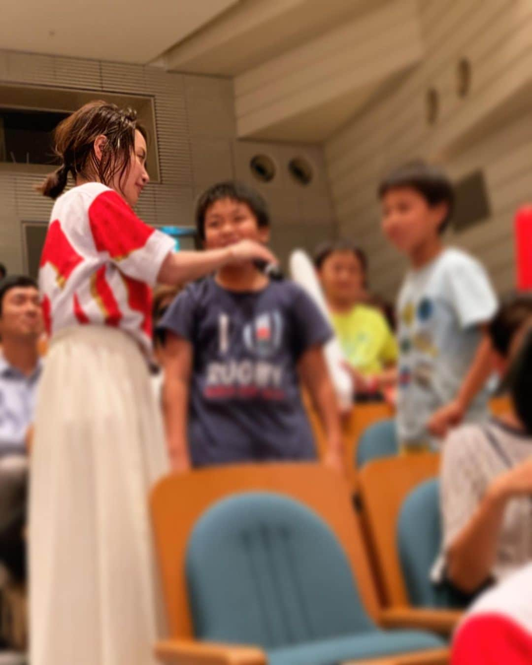 寺田有希さんのインスタグラム写真 - (寺田有希Instagram)「#rwc2019 #rugbyworldcup 開幕🏉✨ パブリックビューイングで歌ってきました🎤 ・ ・ ラグビーに出逢って約3年 歴はすごく短いけど、関わり始めてからめちゃくちゃたくさんラグビーを見た。現地に応援に行った。勉強した。そして、W杯を目指してきた。 ・ ・ パブリックビューイングで歌えて幸せやったな、本当に ・ ・ お呼び頂きました関係者のみなさま 本当にありがとうございました(´；ω；`)✨ ・ ・ 歌のステージはドレスで可憐に！ ステージを降りたらもちろん、ジャージ着るよね🥴✨公式ジャージ🥴✨もちろん私物です🥴✨ ・ ・ 勝ちましたね！！！！！ 素晴らしい勝利でしたね！！！！！ ボーナスポイントを獲得しての勝利は、日本のW杯史上初の快挙ですよ(´；ω；`)✨ ・ ・ ベスト8！ 目指そう！目指せる！！🏉✨ ・ ・ いやー、本当に素晴らしかったなあ…✨ 開会式は最高で泣けたし、自然と沸き起こった「日本コール」が最高で泣けたし、子供たちもめっちゃ楽しそうに見てて最高で泣けたし！ ・ ・ 1ヶ月半お祭りだああああ！！！ みんなで応援しましょう📣🏉✨ ・ ・ #rugbyworldcup2019  #ラグビーワールドカップ2019 #ラグビー日本代表  #ラグビー女子 #ラグビー好きな人と繋がりたい  #開幕戦 #brave #oneteam #ロシア  #勝利 #おめでとう #streetrugby #ストリートラグビー #応援ソング #さあいこう  #寺田有希 #teradayuki」9月21日 0時39分 - terada_yuki