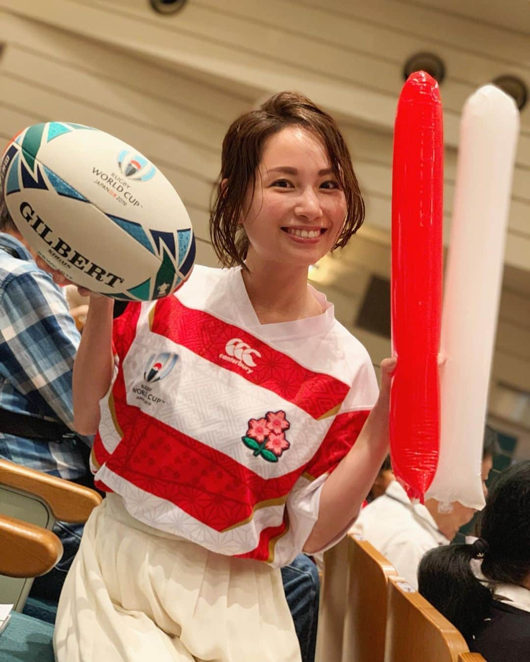 寺田有希さんのインスタグラム写真 - (寺田有希Instagram)「#rwc2019 #rugbyworldcup 開幕🏉✨ パブリックビューイングで歌ってきました🎤 ・ ・ ラグビーに出逢って約3年 歴はすごく短いけど、関わり始めてからめちゃくちゃたくさんラグビーを見た。現地に応援に行った。勉強した。そして、W杯を目指してきた。 ・ ・ パブリックビューイングで歌えて幸せやったな、本当に ・ ・ お呼び頂きました関係者のみなさま 本当にありがとうございました(´；ω；`)✨ ・ ・ 歌のステージはドレスで可憐に！ ステージを降りたらもちろん、ジャージ着るよね🥴✨公式ジャージ🥴✨もちろん私物です🥴✨ ・ ・ 勝ちましたね！！！！！ 素晴らしい勝利でしたね！！！！！ ボーナスポイントを獲得しての勝利は、日本のW杯史上初の快挙ですよ(´；ω；`)✨ ・ ・ ベスト8！ 目指そう！目指せる！！🏉✨ ・ ・ いやー、本当に素晴らしかったなあ…✨ 開会式は最高で泣けたし、自然と沸き起こった「日本コール」が最高で泣けたし、子供たちもめっちゃ楽しそうに見てて最高で泣けたし！ ・ ・ 1ヶ月半お祭りだああああ！！！ みんなで応援しましょう📣🏉✨ ・ ・ #rugbyworldcup2019  #ラグビーワールドカップ2019 #ラグビー日本代表  #ラグビー女子 #ラグビー好きな人と繋がりたい  #開幕戦 #brave #oneteam #ロシア  #勝利 #おめでとう #streetrugby #ストリートラグビー #応援ソング #さあいこう  #寺田有希 #teradayuki」9月21日 0時39分 - terada_yuki