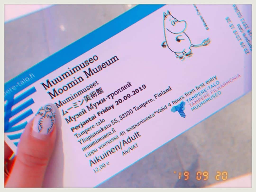 知華さんのインスタグラム写真 - (知華Instagram)「2019.09.20 朝6時に起きて2時間半かけて ムーミンワールドへ行くも 夏期営業。 oh!Nooooo😱 何故調べなかった私。 まぁ、きっと冬眠に入ったのでしょう。 さて、行き先を変えて ムーミン美術館へ。 しかしムーミンワールドから 最寄りのトゥルク駅まで30分で着くはずが、 バスを降り損ない田舎へ田舎へ。 戻るのに3時間かかり、 トゥルクから美術館のあるタンペレまで電車で1時間半、 長い道のりでした。  着いた時、感動して泣きそうになりましたよ。 美術館はというと、写真🆖なのですが （載せてるのは🆗なところです。） 感動。感動。感動。 感動の嵐。 展示物の美しさ。 可愛いじゃない、美しい。 本当にムーミンの為のムーミン谷の世界観を 繊細に詳細に再現、説明されていて 本当に感動しました。 道のりが長かったことなんて忘れる位、素晴らしかったです。 ムーミンファンは飯能だけじゃなく フィンランドへ足を運ぶべきだと思いました！  #フィンランド  #Finland #🇫🇮 #北欧 感動される私の#ムーミンネイル  #ムーミン #MOOMIN  #MOOMINmuseum  #muumimuseo #財布の紐が緩む  #グッズのクオリティ  #トランク入らない  #travel #観光  #超おすすめ  #cute #感動 #感動の嵐  ムーミンは世界のムーミン。 ムーミン谷の世界観、まじ無限♾  #行ったら #興味のない人も #好きになる 🧥 #moncler ブローチ #ysl 🎒 #seebychloe」9月21日 0時49分 - tomoca1204