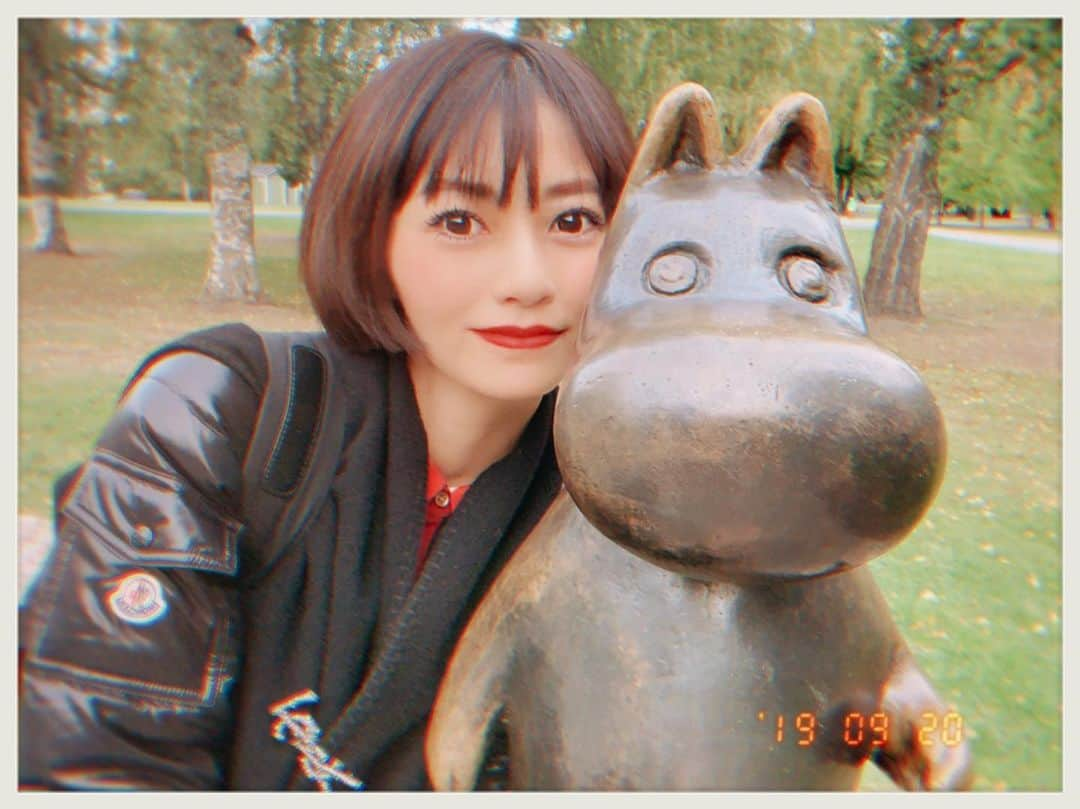 知華さんのインスタグラム写真 - (知華Instagram)「2019.09.20 朝6時に起きて2時間半かけて ムーミンワールドへ行くも 夏期営業。 oh!Nooooo😱 何故調べなかった私。 まぁ、きっと冬眠に入ったのでしょう。 さて、行き先を変えて ムーミン美術館へ。 しかしムーミンワールドから 最寄りのトゥルク駅まで30分で着くはずが、 バスを降り損ない田舎へ田舎へ。 戻るのに3時間かかり、 トゥルクから美術館のあるタンペレまで電車で1時間半、 長い道のりでした。  着いた時、感動して泣きそうになりましたよ。 美術館はというと、写真🆖なのですが （載せてるのは🆗なところです。） 感動。感動。感動。 感動の嵐。 展示物の美しさ。 可愛いじゃない、美しい。 本当にムーミンの為のムーミン谷の世界観を 繊細に詳細に再現、説明されていて 本当に感動しました。 道のりが長かったことなんて忘れる位、素晴らしかったです。 ムーミンファンは飯能だけじゃなく フィンランドへ足を運ぶべきだと思いました！  #フィンランド  #Finland #🇫🇮 #北欧 感動される私の#ムーミンネイル  #ムーミン #MOOMIN  #MOOMINmuseum  #muumimuseo #財布の紐が緩む  #グッズのクオリティ  #トランク入らない  #travel #観光  #超おすすめ  #cute #感動 #感動の嵐  ムーミンは世界のムーミン。 ムーミン谷の世界観、まじ無限♾  #行ったら #興味のない人も #好きになる 🧥 #moncler ブローチ #ysl 🎒 #seebychloe」9月21日 0時49分 - tomoca1204