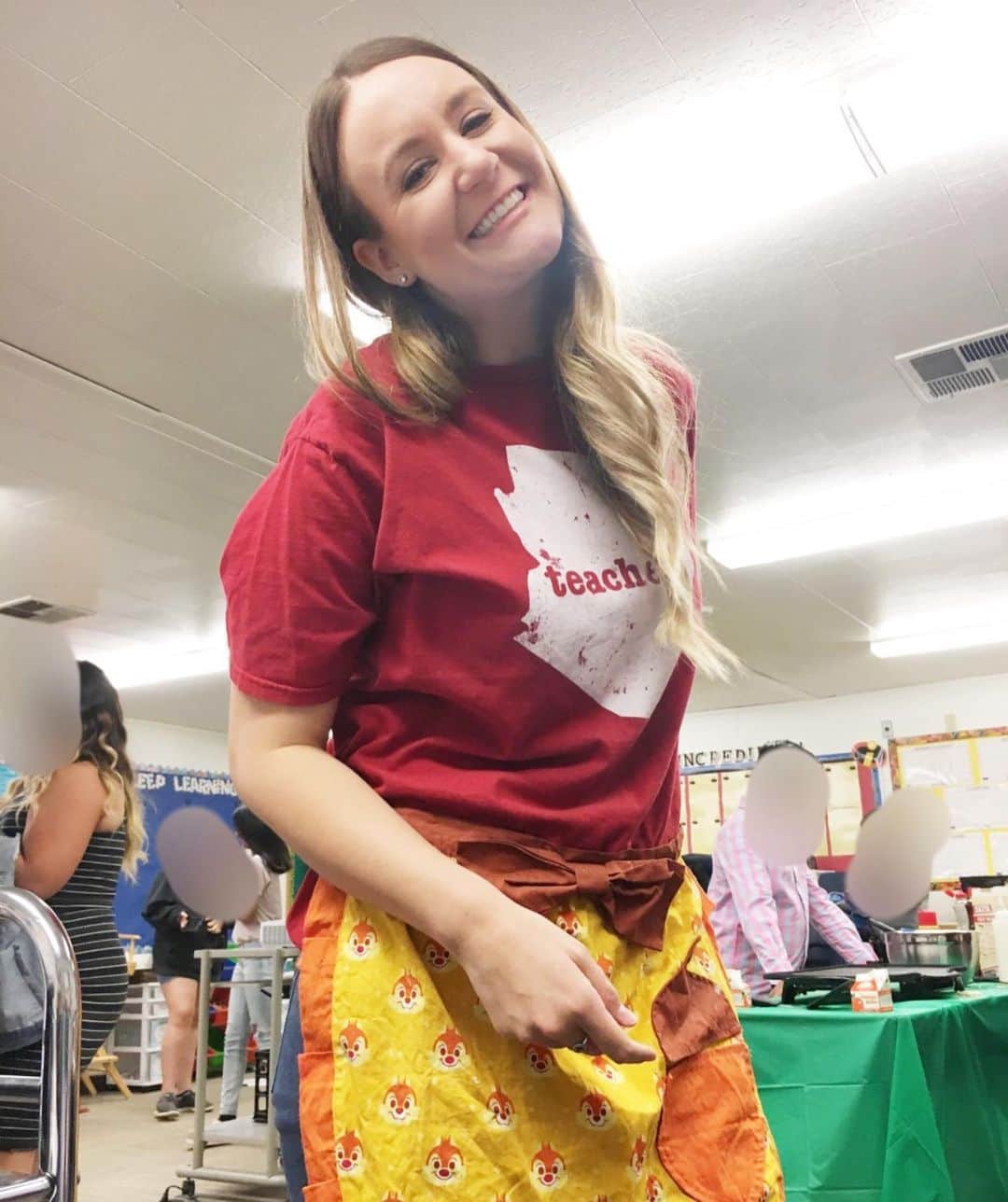 ビジー・フィリップスさんのインスタグラム写真 - (ビジー・フィリップスInstagram)「Ok guys!!!! Here she is! The 10th teacher in our #10featuredteachers! Say hi to Angelica Abbey from Arizona!  I actually grew up in Arizona and so I HAD to give some love to an AZ teacher! Angelica's wishlist will be in my BIO and up in my stories ALL DAY(her shipping is under Angelica Rinebarger)!! Let's help her #clearthelist and show her and her students that we support them!!!! AND! @michaelsstores is going to give her a 300 gift card because they love teachers and I'm a #michaelspartner❤️ Here is the email Angelica sent me six times😂, “My name is Angelica Abbey and I teach 6th grade at a Title I school in Arizona. The kids at my school come from low socioeconomic backgrounds and most are on free or reduced lunch. By the time they're in sixth grade, they are already falling far behind their peers at higher socioeconomic schools, and I believe a huge part of what they need to do in order to succeed is to READ! Most of my students don't have access to books at home and have never been to a public library, which means that the only way for them to receive books is here at school. I truly believe that if you don't love to read, you just haven't found the right book! My goal is to have all of my students find that "right" book that ignites a love for reading! I challenge my students to read 40+ books during their time in 6th grade, and in order to keep them motivated, I recommend books to each of them based on their interests. My classroom library would better serve my students if it were stocked with a variety of books they actually WANT to read! Readers live many lives through books, and I want to make sure my students experience them all!” LETS DO THIS GUYS LETS DO IT!!!!!!!! #clearthelist #redfored ❤️❤️❤️❤️❤️❤️」9月21日 0時42分 - busyphilipps