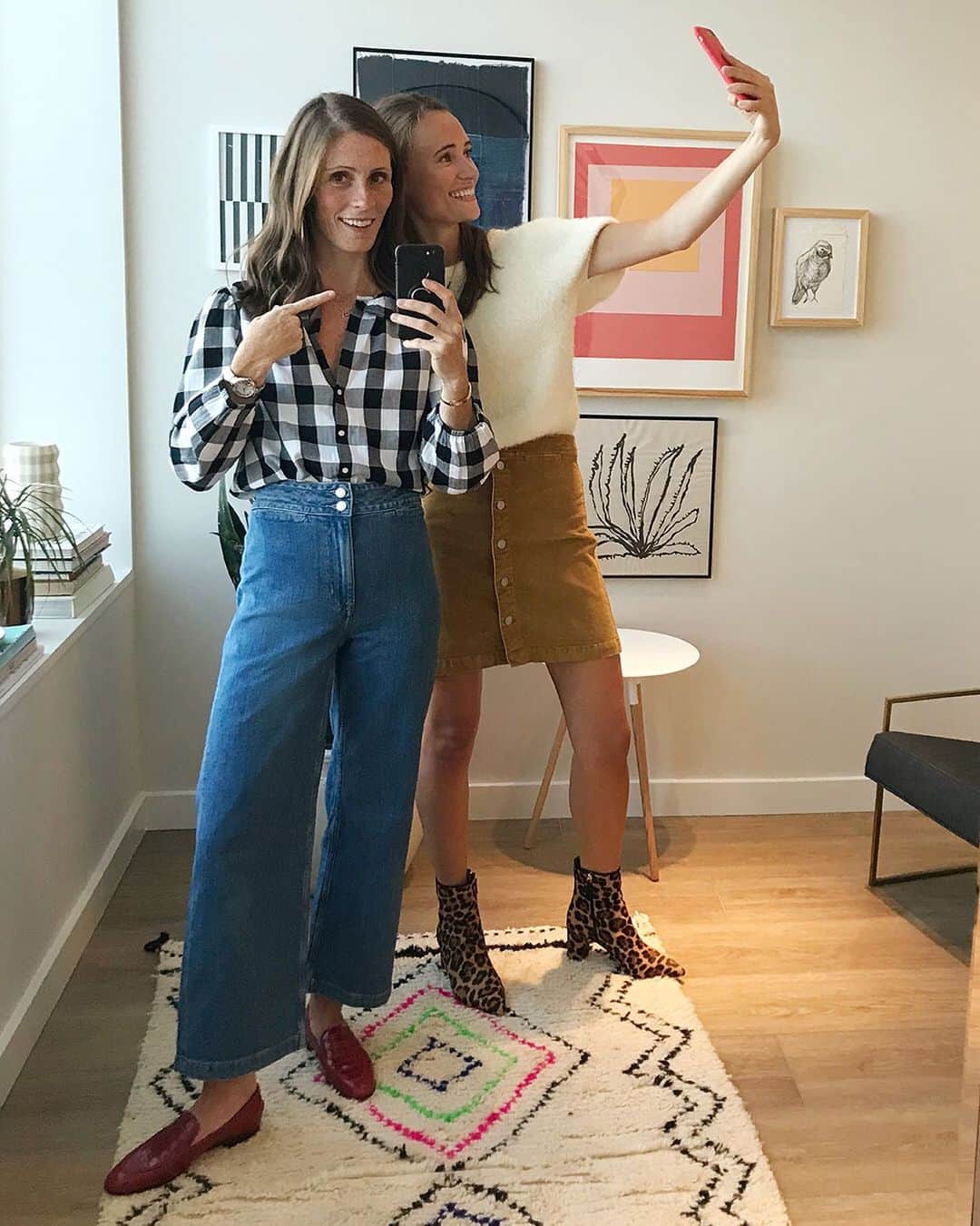 ジェイクルーさんのインスタグラム写真 - (ジェイクルーInstagram)「Our latest twist on the J.Crew Selfie: sisters! 👯‍♀️ Meet the McVeigh merchants, Katie & Maura in our story!」9月21日 0時58分 - jcrew