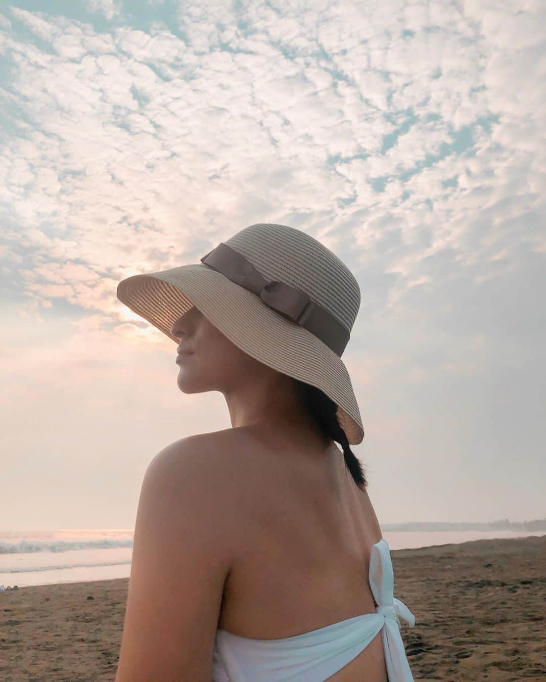 のインスタグラム：「ロケも後半戦に突入！ . . 写真はロケにくる前。 . 今年の日本の夏はあっという間だったな。 . と、哀愁漂う感じが…実は青ヒゲ状態にw🧔(2.3枚目見てね) . . 汗をふくときは藍染タオルを選ばない事をおすすめします😁✌️ . #夏 最後の#海」