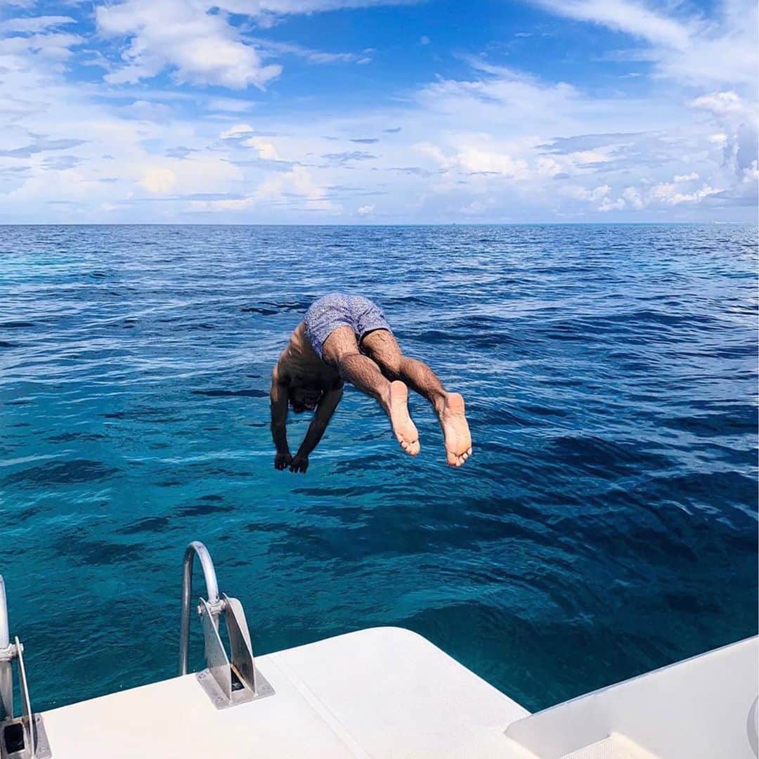 オールバーブラウンさんのインスタグラム写真 - (オールバーブラウンInstagram)「Who else is diving into the weekend? 🙌 Our new season collection is now available featuring new swim short prints to help you hit the weekend in style.  Thanks for sharing your #OBsAroundTheWorld @AlanBiasi #FeelSummer #OrlebarBrown」9月21日 1時06分 - orlebarbrown