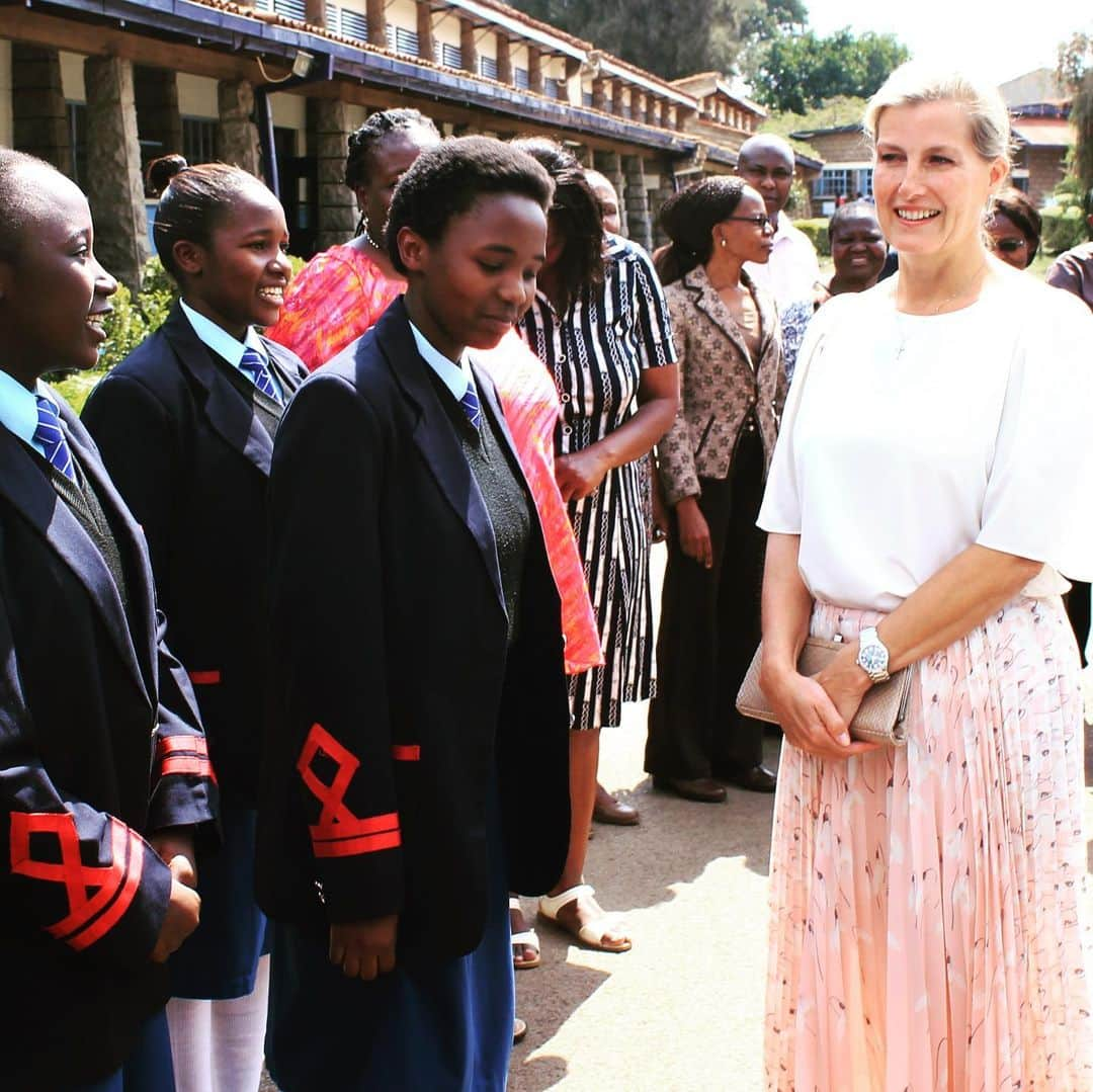 ロイヤル・ファミリーさんのインスタグラム写真 - (ロイヤル・ファミリーInstagram)「The Countess of Wessex has spent two days in Kenya visiting organisations focused on gender equality, preventing sexual violence in conflict, and girls’ education.  The Countess delivered a speech at the 12th Commonwealth Women’s Affairs Ministers Meeting in Nairobi - an opportunity for ministers from 28 Commonwealth countries to come together to turn commitment to action on achieving gender equality and empowering women.  During a visit to refugee charity ‘RefuSHE’ The Countess met young women and girls who have fled conflict in neighbouring countries and are now supported by their 'Girls Empowerment Programme' which teaches refugee women and girls textile skills helping them to earn an independent income.  On day two, Her Royal Highness visited the International Peace Support Training Centre, to discuss Women, Peace and Security (WPS) and Preventing Sexual Violence in Conflict Initiative (PSVI) with experts and practitioners from the Kenyan Government and Kenya Defence Forces, before meeting survivors of gender based violence. These two areas of work, WPS and PSVI, are central pillars of The Countess’s work.  The Countess also met with British Peace Support Team (Africa) to hear about UK-delivered WPS/PSVI training to military units deploying to neighbouring countries.  Lastly Her Royal Highness visited Moi Girls’ School, to join the launch of the next Platform for Girls' Education policy paper.  In an earlier speech, The Countess highlighted the UK’s “Leave No Girl Behind” campaign to achieve 12 years of quality education for all girls by 2030. “It is crucial that all girls receive at least 12 years of quality education in order to realise their rights, increase their political participation and to open opportunities for them to secure better jobs and livelihoods" - The Countess of Wessex.」9月21日 1時07分 - theroyalfamily