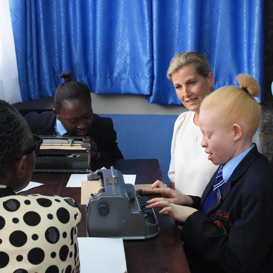 ロイヤル・ファミリーさんのインスタグラム写真 - (ロイヤル・ファミリーInstagram)「The Countess of Wessex has spent two days in Kenya visiting organisations focused on gender equality, preventing sexual violence in conflict, and girls’ education.  The Countess delivered a speech at the 12th Commonwealth Women’s Affairs Ministers Meeting in Nairobi - an opportunity for ministers from 28 Commonwealth countries to come together to turn commitment to action on achieving gender equality and empowering women.  During a visit to refugee charity ‘RefuSHE’ The Countess met young women and girls who have fled conflict in neighbouring countries and are now supported by their 'Girls Empowerment Programme' which teaches refugee women and girls textile skills helping them to earn an independent income.  On day two, Her Royal Highness visited the International Peace Support Training Centre, to discuss Women, Peace and Security (WPS) and Preventing Sexual Violence in Conflict Initiative (PSVI) with experts and practitioners from the Kenyan Government and Kenya Defence Forces, before meeting survivors of gender based violence. These two areas of work, WPS and PSVI, are central pillars of The Countess’s work.  The Countess also met with British Peace Support Team (Africa) to hear about UK-delivered WPS/PSVI training to military units deploying to neighbouring countries.  Lastly Her Royal Highness visited Moi Girls’ School, to join the launch of the next Platform for Girls' Education policy paper.  In an earlier speech, The Countess highlighted the UK’s “Leave No Girl Behind” campaign to achieve 12 years of quality education for all girls by 2030. “It is crucial that all girls receive at least 12 years of quality education in order to realise their rights, increase their political participation and to open opportunities for them to secure better jobs and livelihoods" - The Countess of Wessex.」9月21日 1時07分 - theroyalfamily