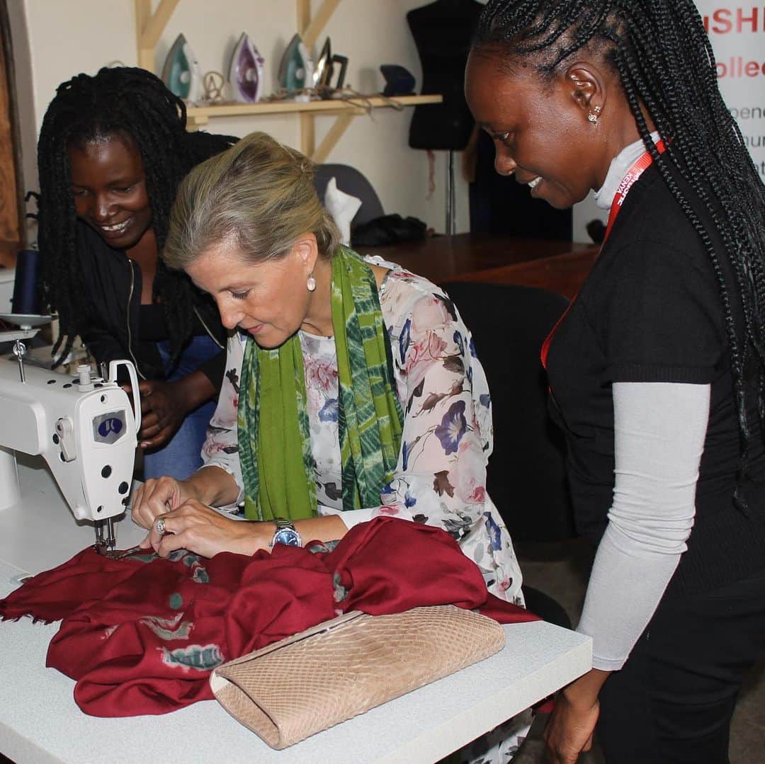 ロイヤル・ファミリーさんのインスタグラム写真 - (ロイヤル・ファミリーInstagram)「The Countess of Wessex has spent two days in Kenya visiting organisations focused on gender equality, preventing sexual violence in conflict, and girls’ education.  The Countess delivered a speech at the 12th Commonwealth Women’s Affairs Ministers Meeting in Nairobi - an opportunity for ministers from 28 Commonwealth countries to come together to turn commitment to action on achieving gender equality and empowering women.  During a visit to refugee charity ‘RefuSHE’ The Countess met young women and girls who have fled conflict in neighbouring countries and are now supported by their 'Girls Empowerment Programme' which teaches refugee women and girls textile skills helping them to earn an independent income.  On day two, Her Royal Highness visited the International Peace Support Training Centre, to discuss Women, Peace and Security (WPS) and Preventing Sexual Violence in Conflict Initiative (PSVI) with experts and practitioners from the Kenyan Government and Kenya Defence Forces, before meeting survivors of gender based violence. These two areas of work, WPS and PSVI, are central pillars of The Countess’s work.  The Countess also met with British Peace Support Team (Africa) to hear about UK-delivered WPS/PSVI training to military units deploying to neighbouring countries.  Lastly Her Royal Highness visited Moi Girls’ School, to join the launch of the next Platform for Girls' Education policy paper.  In an earlier speech, The Countess highlighted the UK’s “Leave No Girl Behind” campaign to achieve 12 years of quality education for all girls by 2030. “It is crucial that all girls receive at least 12 years of quality education in order to realise their rights, increase their political participation and to open opportunities for them to secure better jobs and livelihoods" - The Countess of Wessex.」9月21日 1時07分 - theroyalfamily