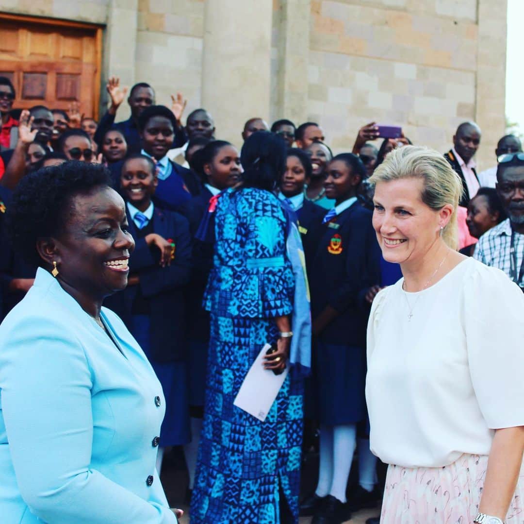 ロイヤル・ファミリーさんのインスタグラム写真 - (ロイヤル・ファミリーInstagram)「The Countess of Wessex has spent two days in Kenya visiting organisations focused on gender equality, preventing sexual violence in conflict, and girls’ education.  The Countess delivered a speech at the 12th Commonwealth Women’s Affairs Ministers Meeting in Nairobi - an opportunity for ministers from 28 Commonwealth countries to come together to turn commitment to action on achieving gender equality and empowering women.  During a visit to refugee charity ‘RefuSHE’ The Countess met young women and girls who have fled conflict in neighbouring countries and are now supported by their 'Girls Empowerment Programme' which teaches refugee women and girls textile skills helping them to earn an independent income.  On day two, Her Royal Highness visited the International Peace Support Training Centre, to discuss Women, Peace and Security (WPS) and Preventing Sexual Violence in Conflict Initiative (PSVI) with experts and practitioners from the Kenyan Government and Kenya Defence Forces, before meeting survivors of gender based violence. These two areas of work, WPS and PSVI, are central pillars of The Countess’s work.  The Countess also met with British Peace Support Team (Africa) to hear about UK-delivered WPS/PSVI training to military units deploying to neighbouring countries.  Lastly Her Royal Highness visited Moi Girls’ School, to join the launch of the next Platform for Girls' Education policy paper.  In an earlier speech, The Countess highlighted the UK’s “Leave No Girl Behind” campaign to achieve 12 years of quality education for all girls by 2030. “It is crucial that all girls receive at least 12 years of quality education in order to realise their rights, increase their political participation and to open opportunities for them to secure better jobs and livelihoods" - The Countess of Wessex.」9月21日 1時07分 - theroyalfamily